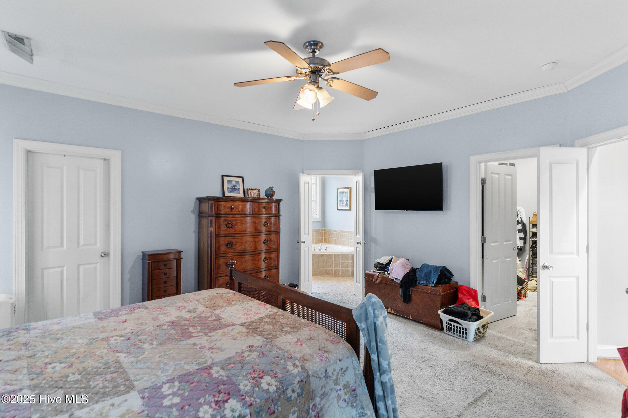 100570386 | Photo 11