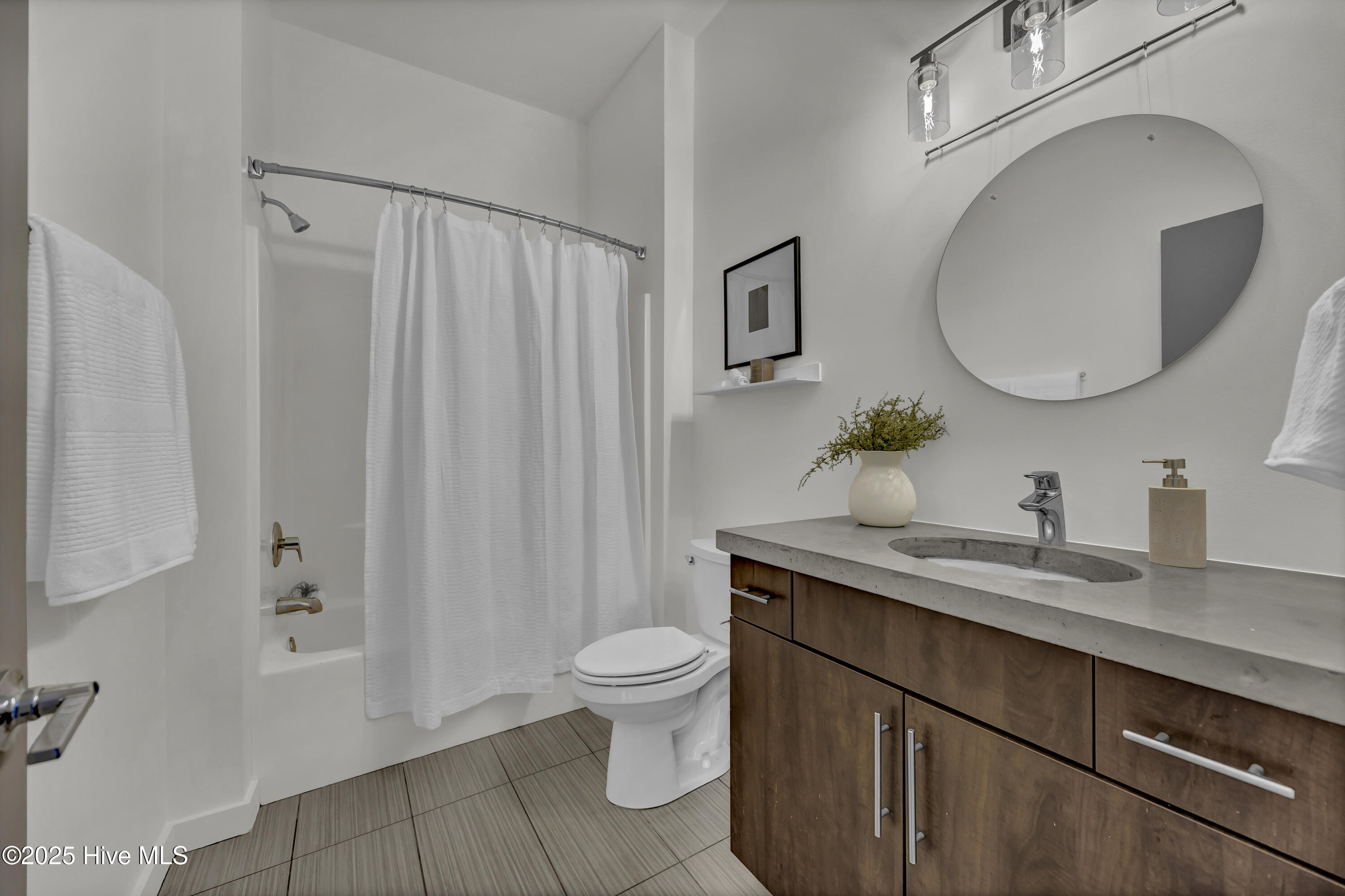 100561607 | Photo 24