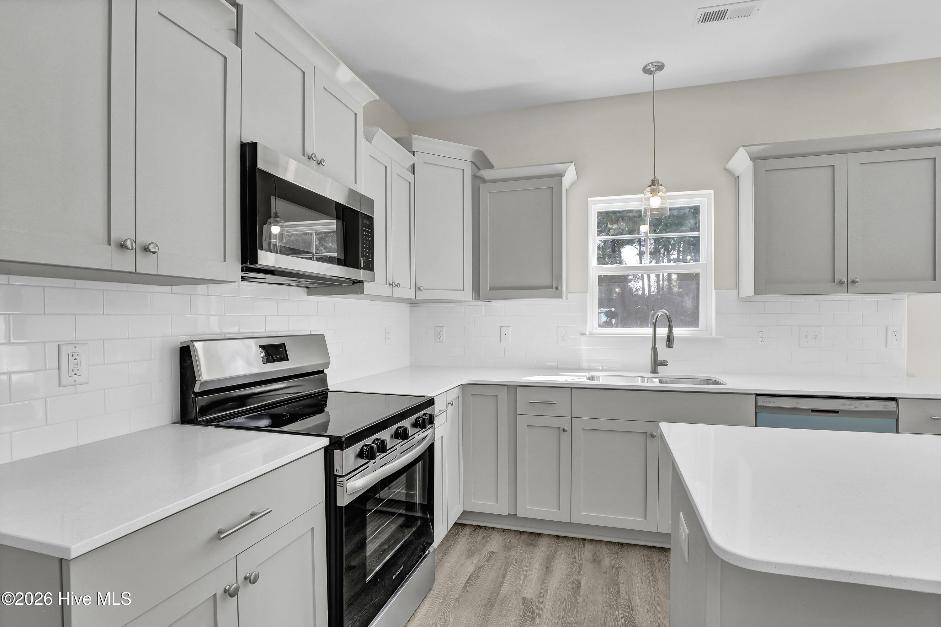 100547745 | Photo 11