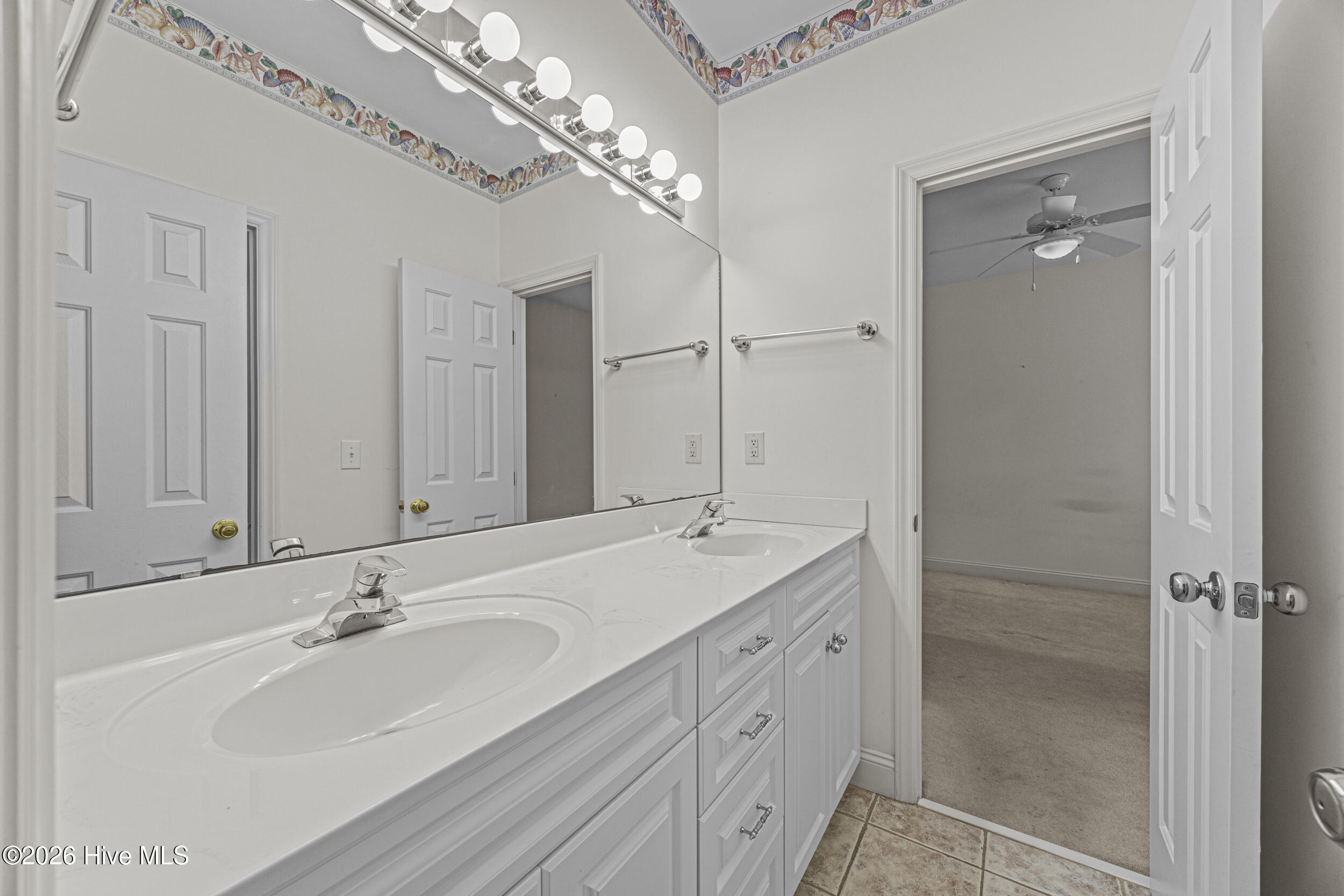 100569840 | Photo 38