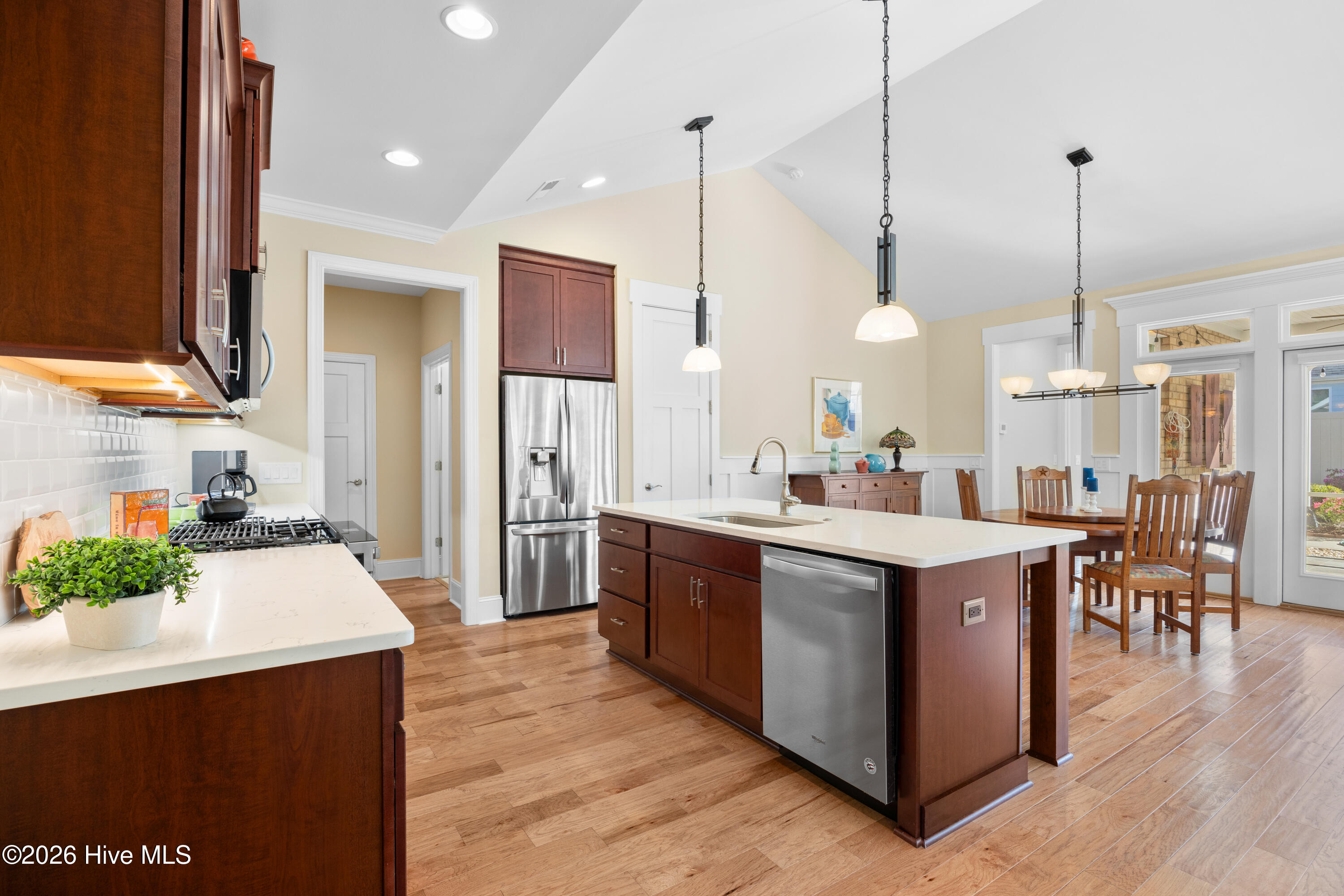 100550520 | Photo 11