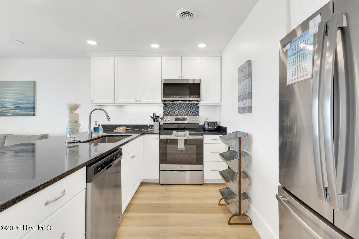 100569348 | Photo 18