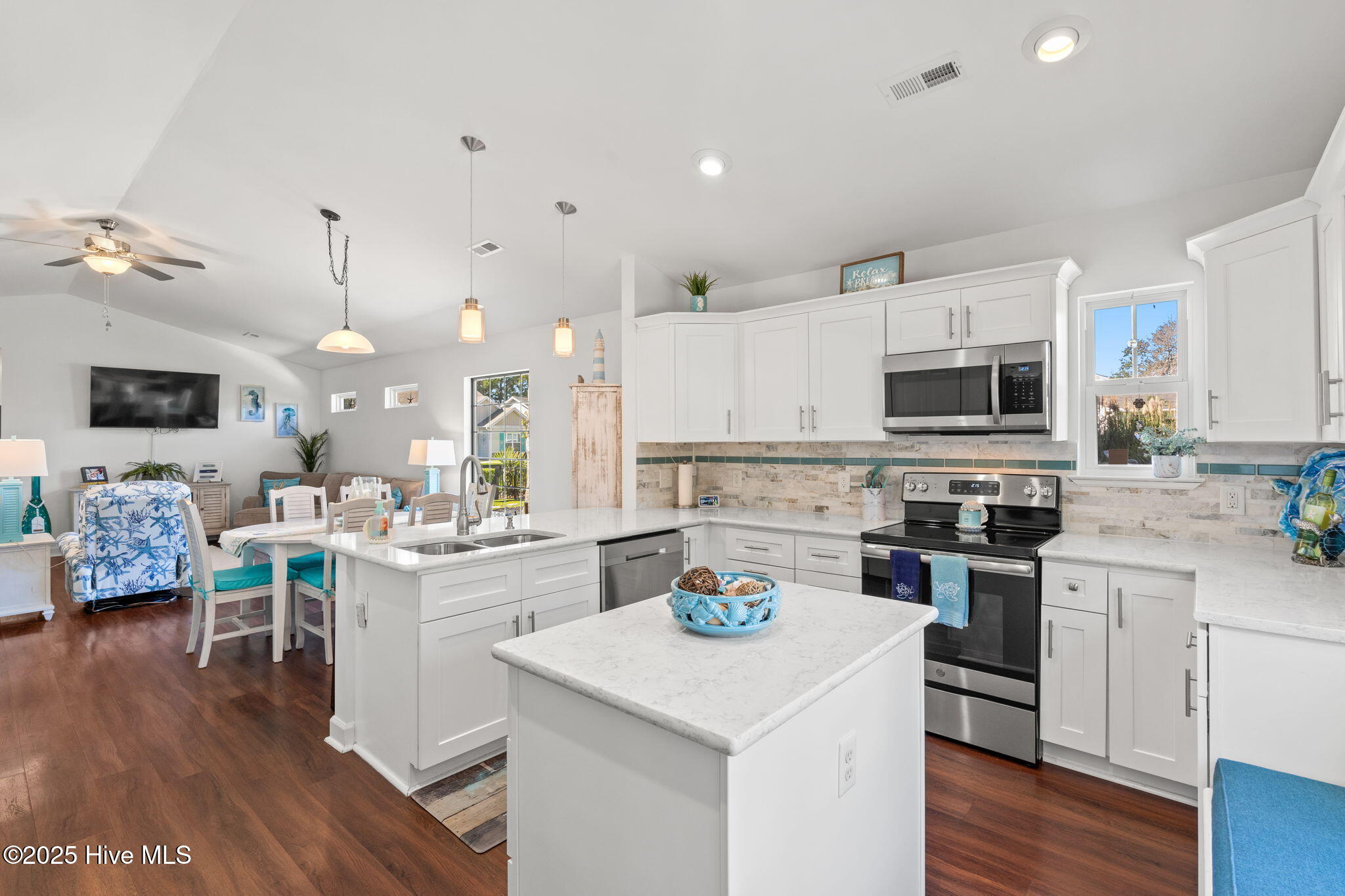 100536893 | Photo 18