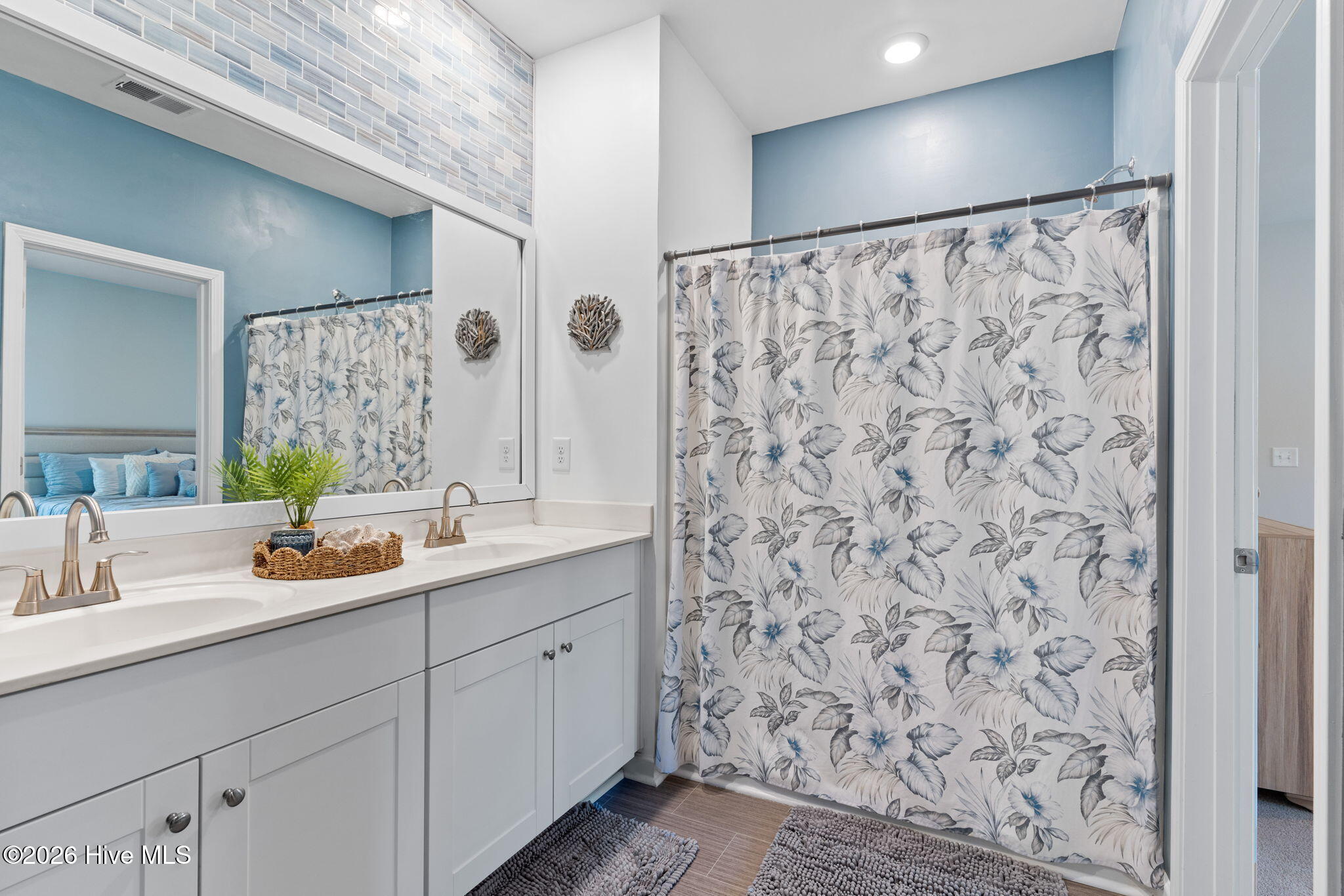 100553645 | Photo 17