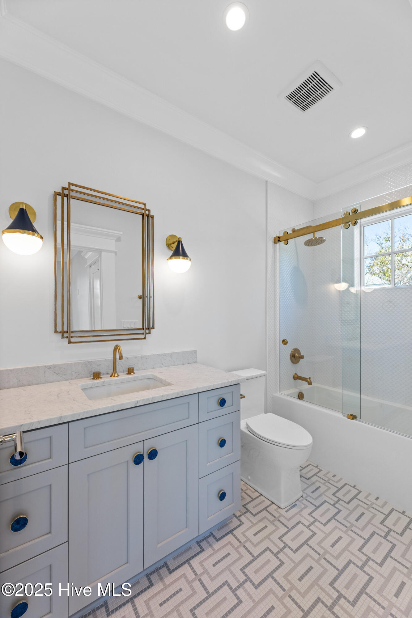 100401243 | Photo 63