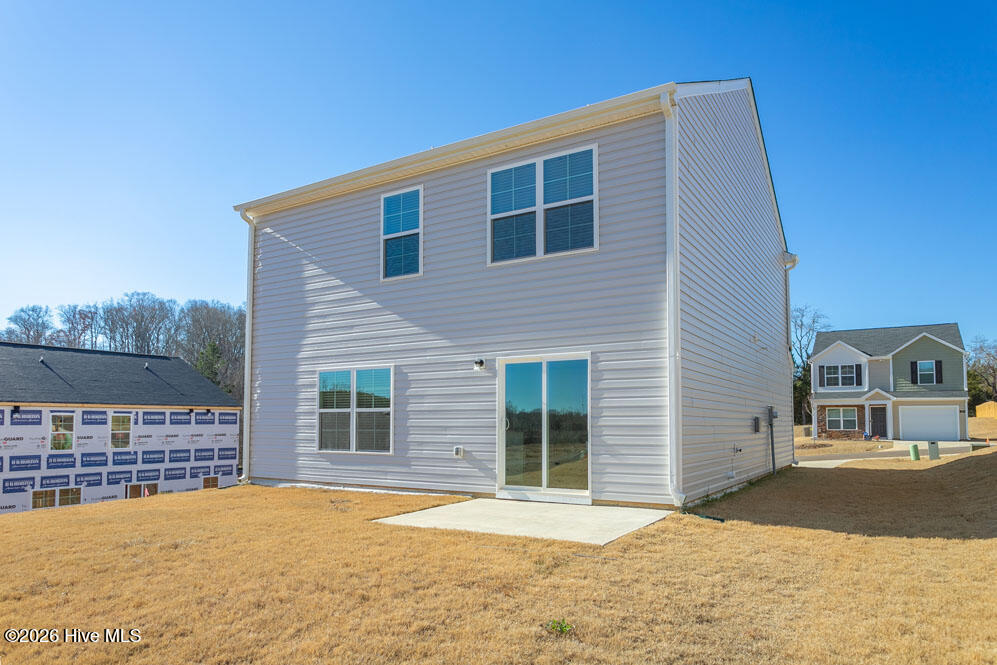 * Photos are not of actual home or interior features and are representative of floor plan only. *