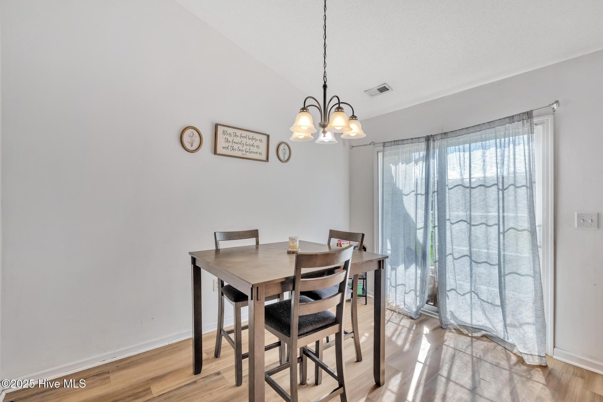 100525270 | Photo 10