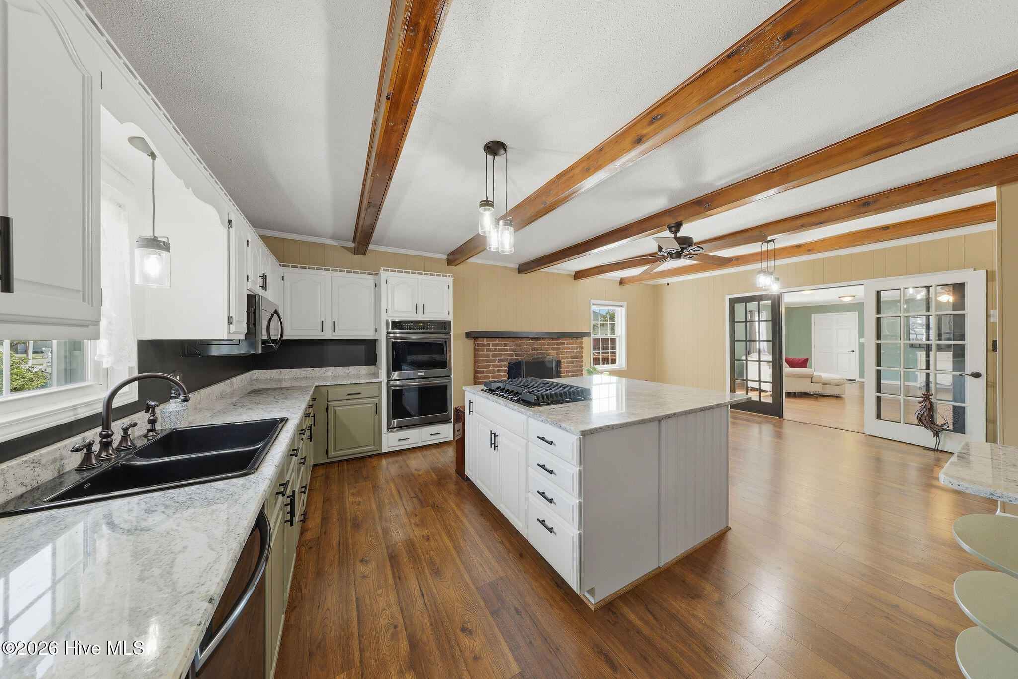 100557788 | Photo 21