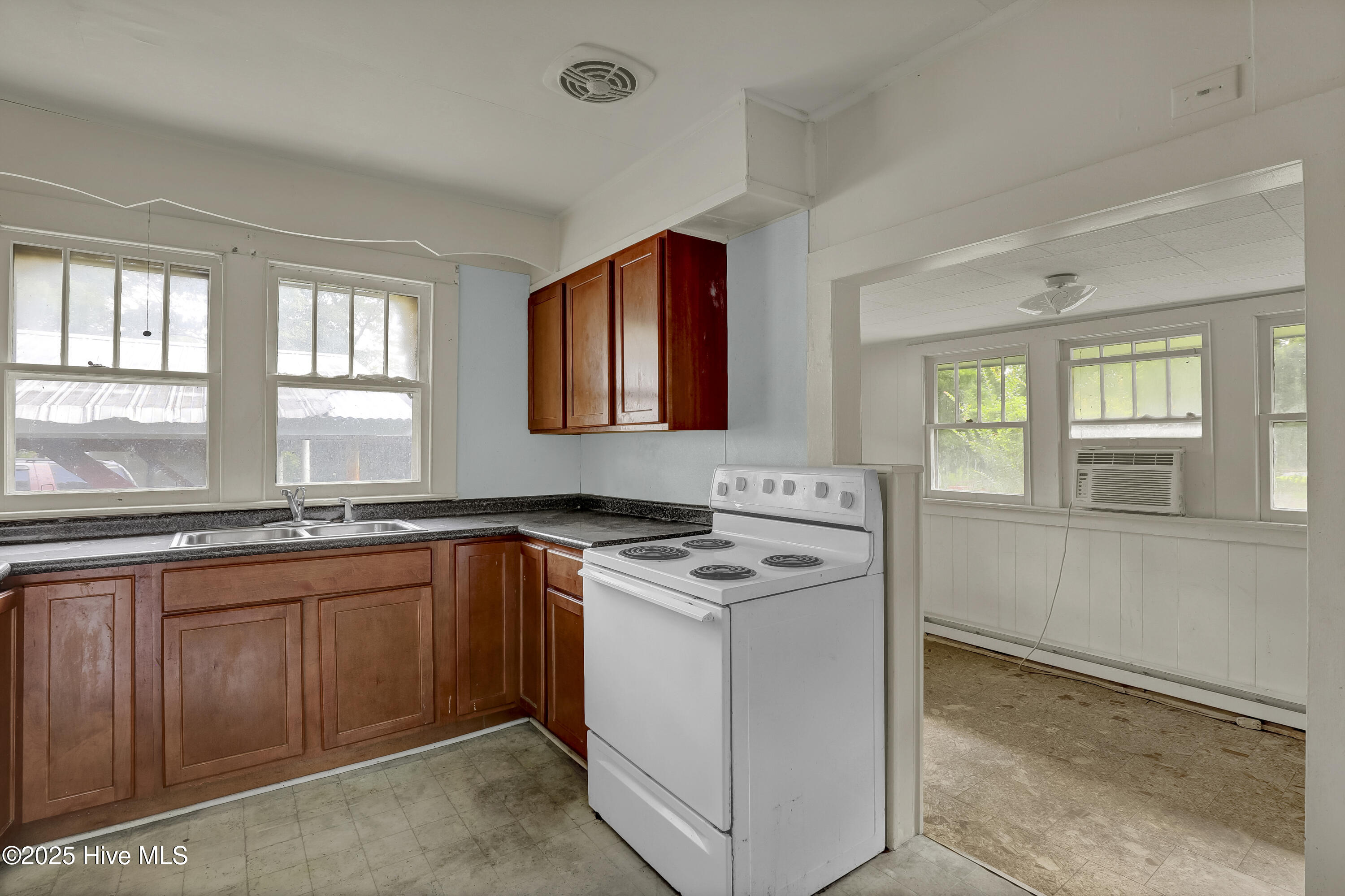 100514689 | Photo 14