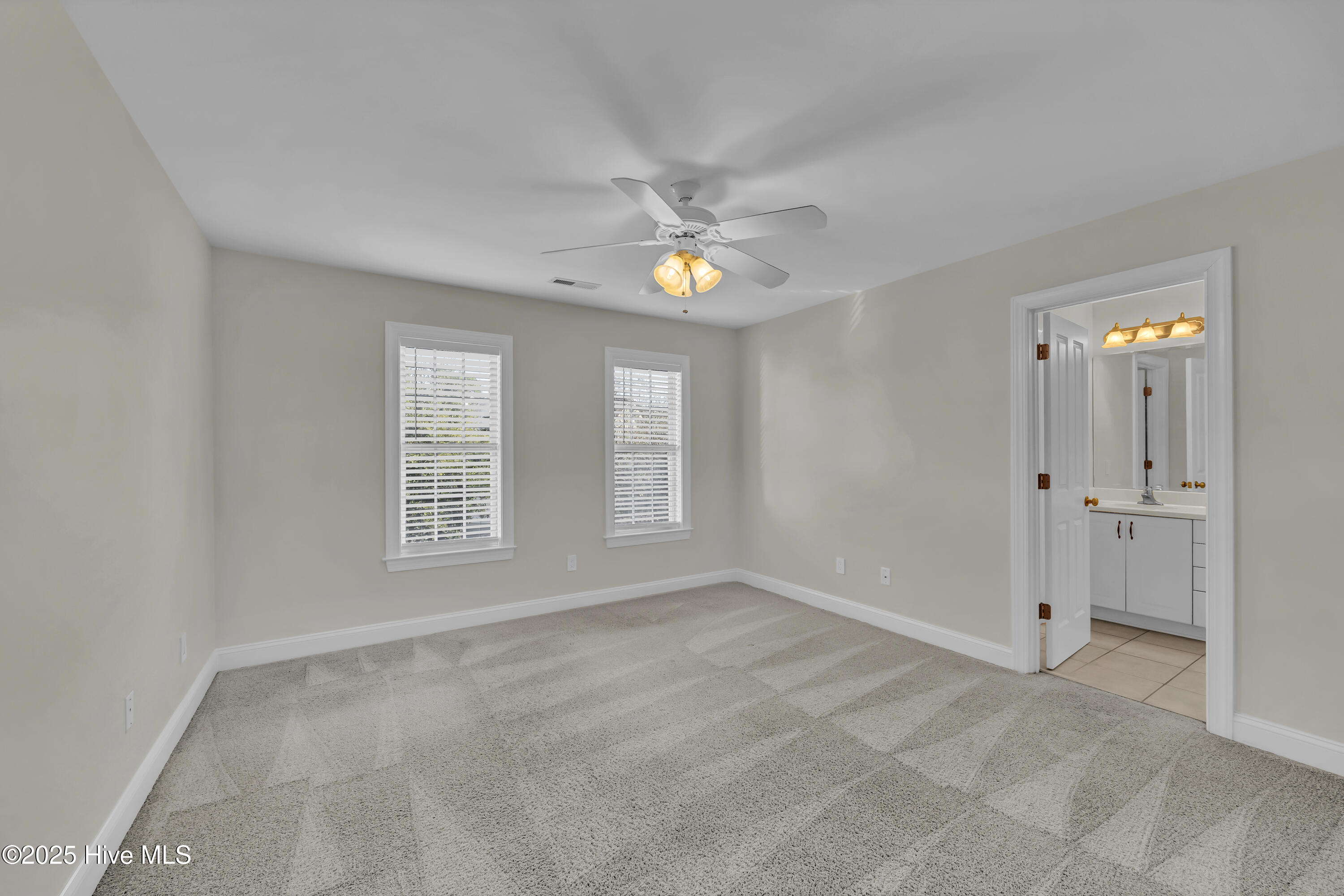 100545640 | Photo 15