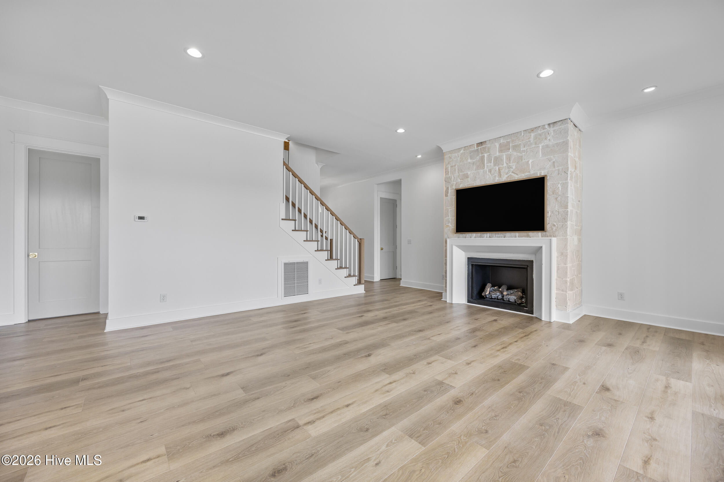 100570401 | Photo 20