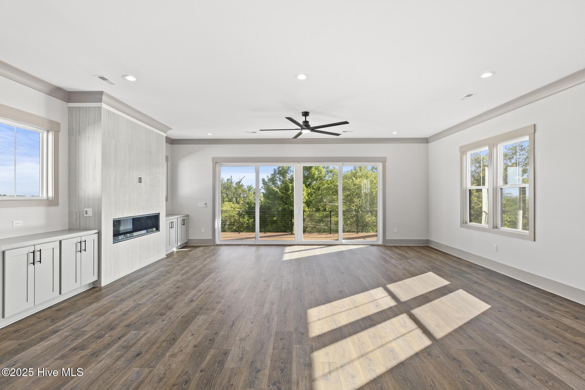 100517946 | Photo 17