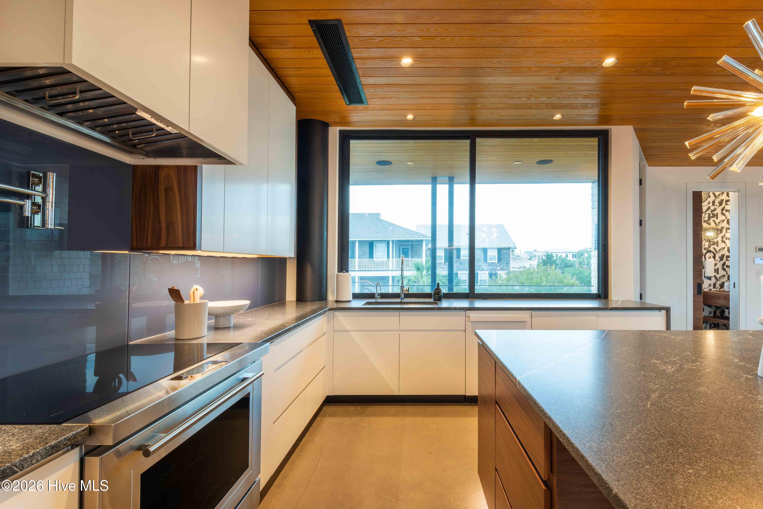 100554163 | Photo 11