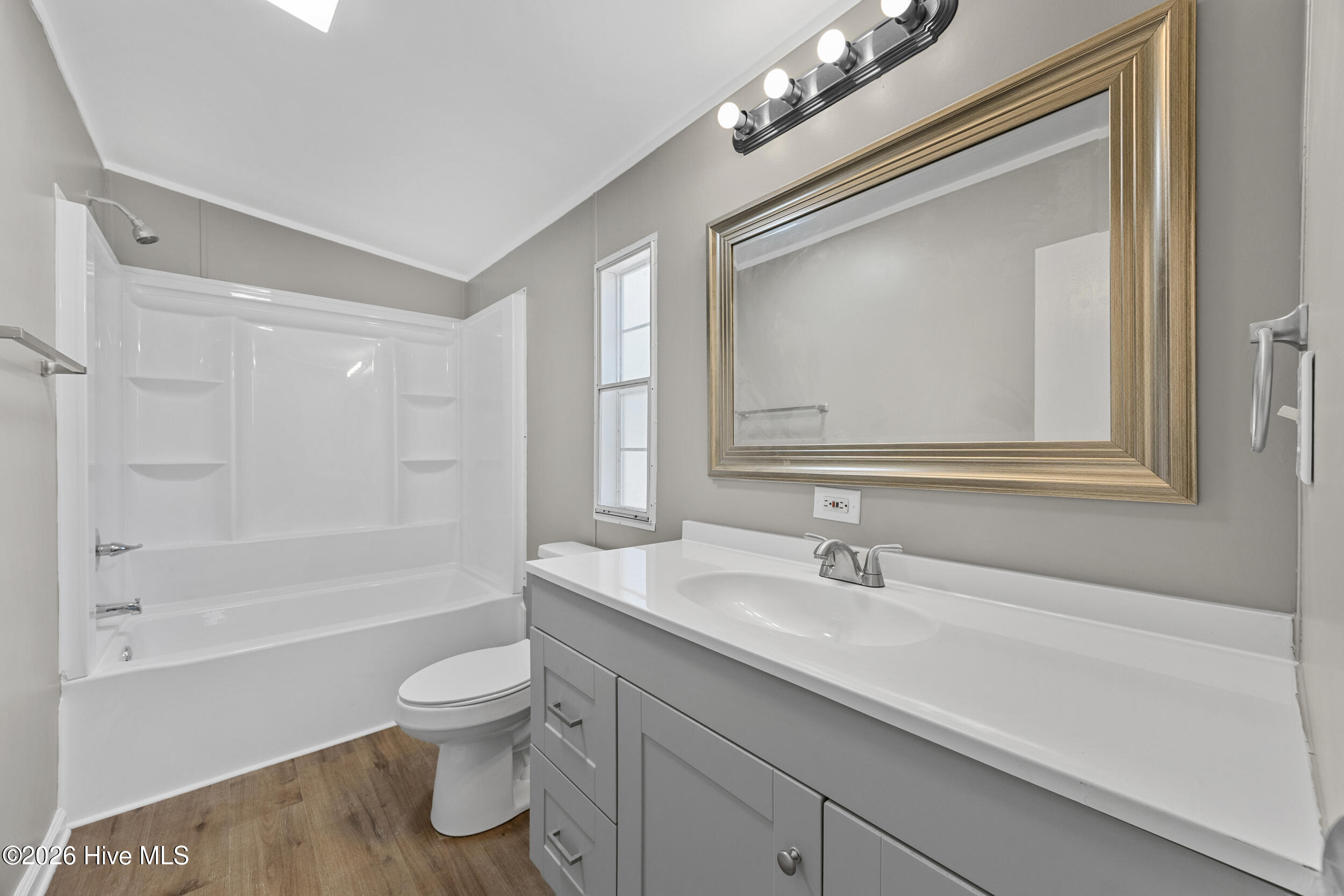 100560049 | Photo 16