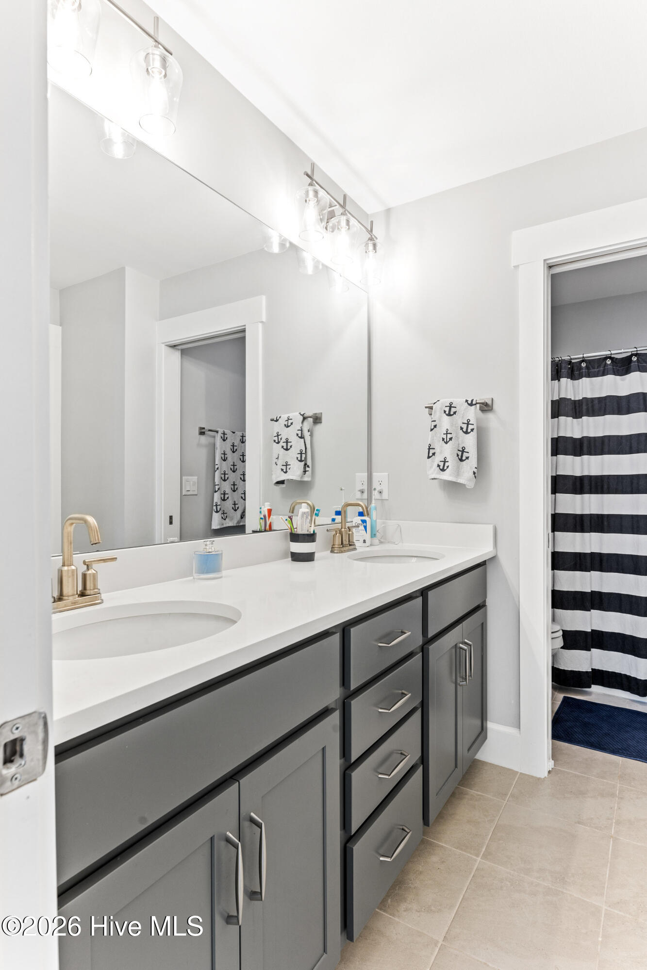 100548858 | Photo 25