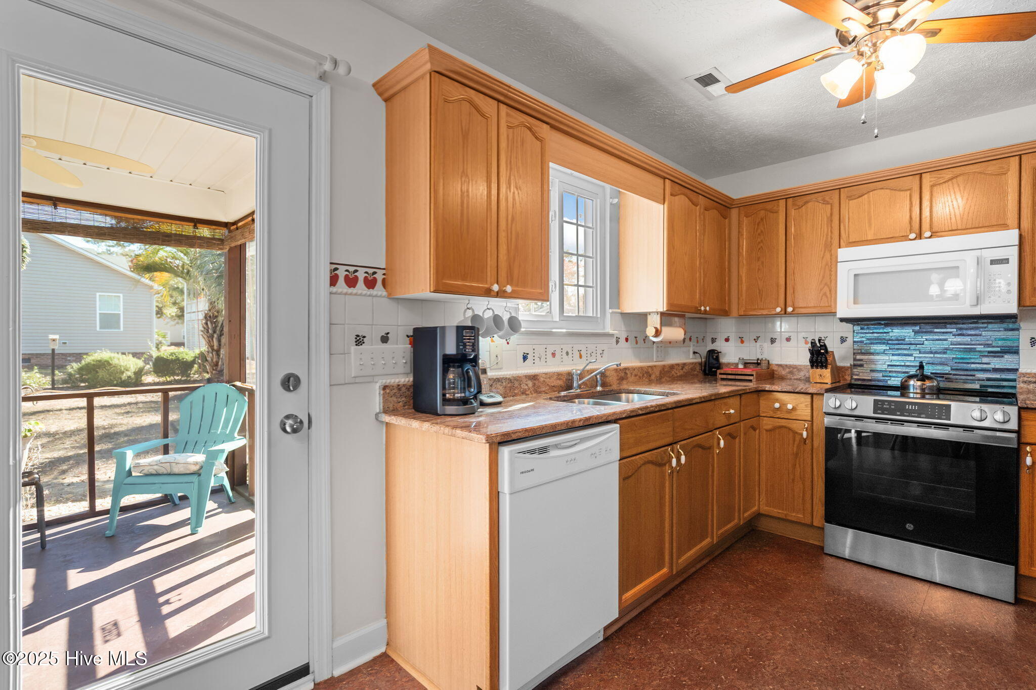 118 NE 31st Street, Oak Island, NC 28465 – photo 16: 20-web-or-mls-DSC02680