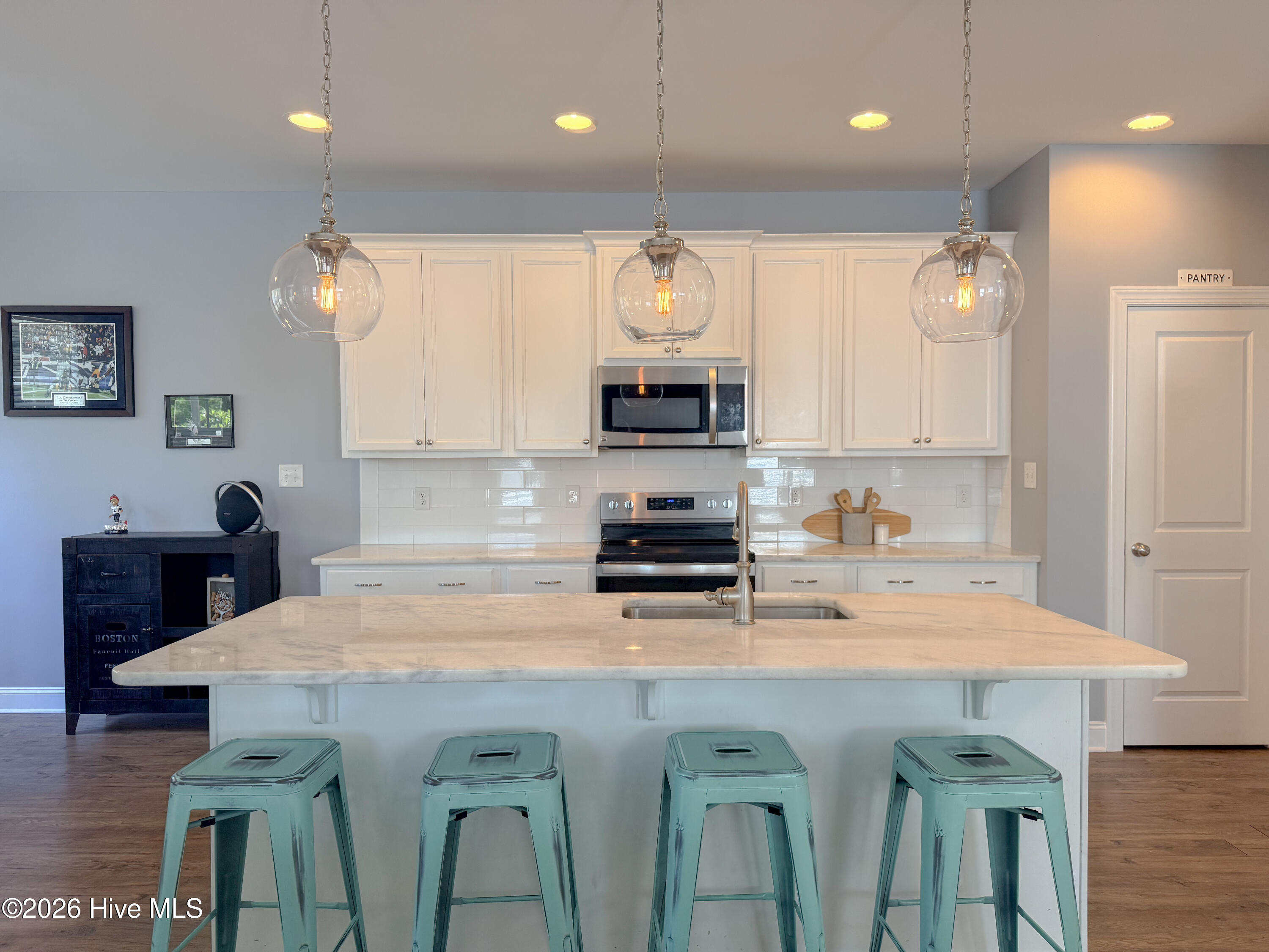 100569259 | Photo 23