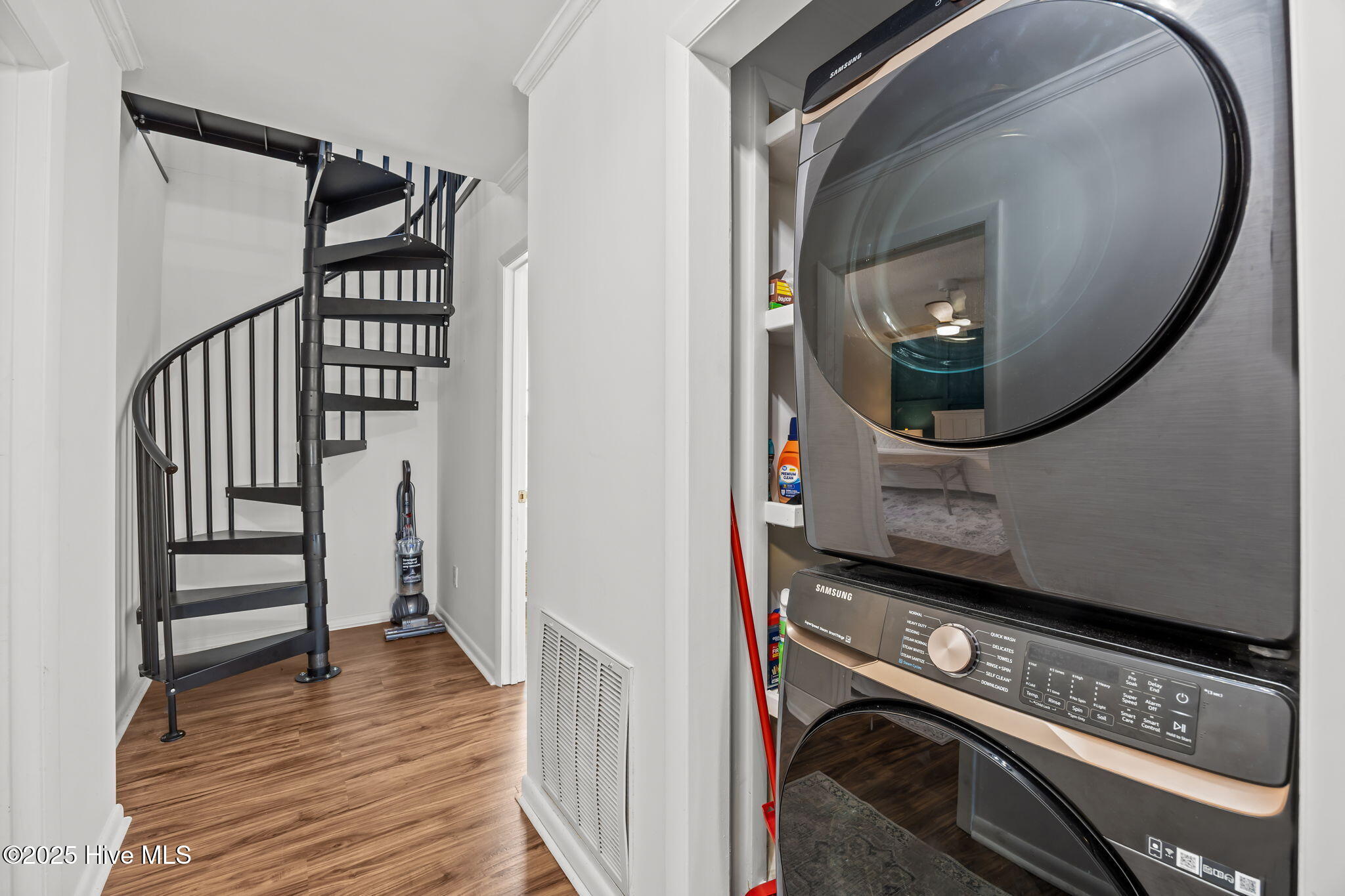 100545824 | Photo 18