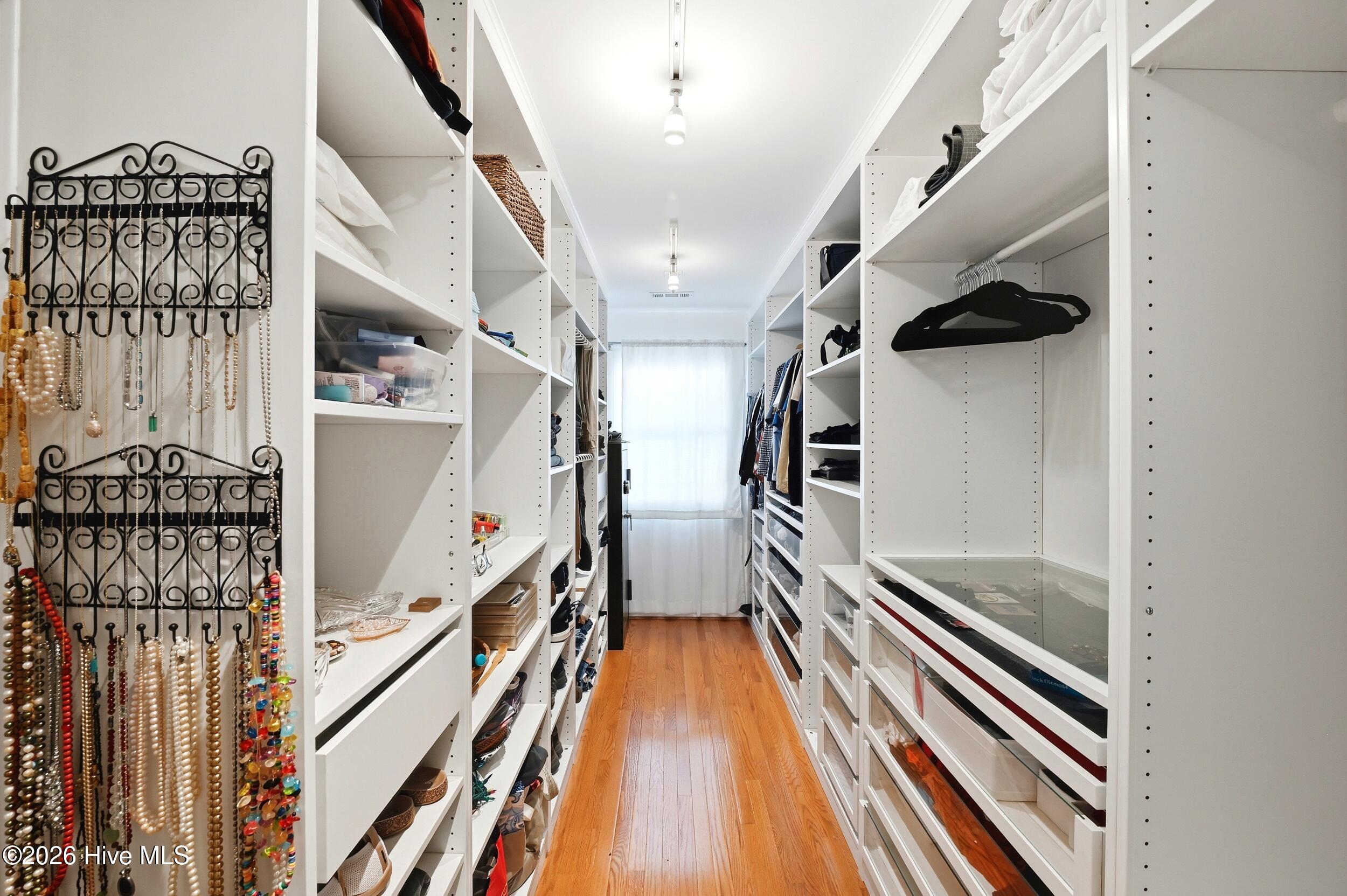 100570431 | Photo 30