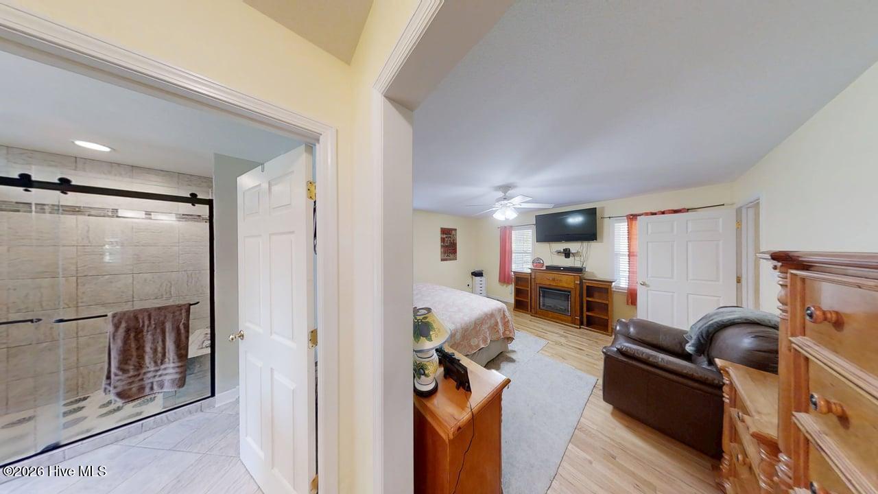 100570322 | Photo 25