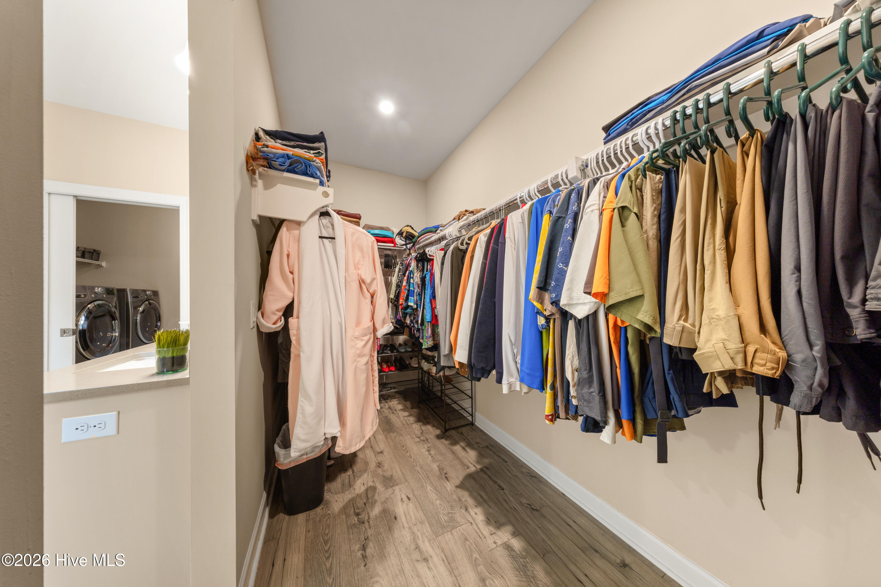 100555915 | Photo 35