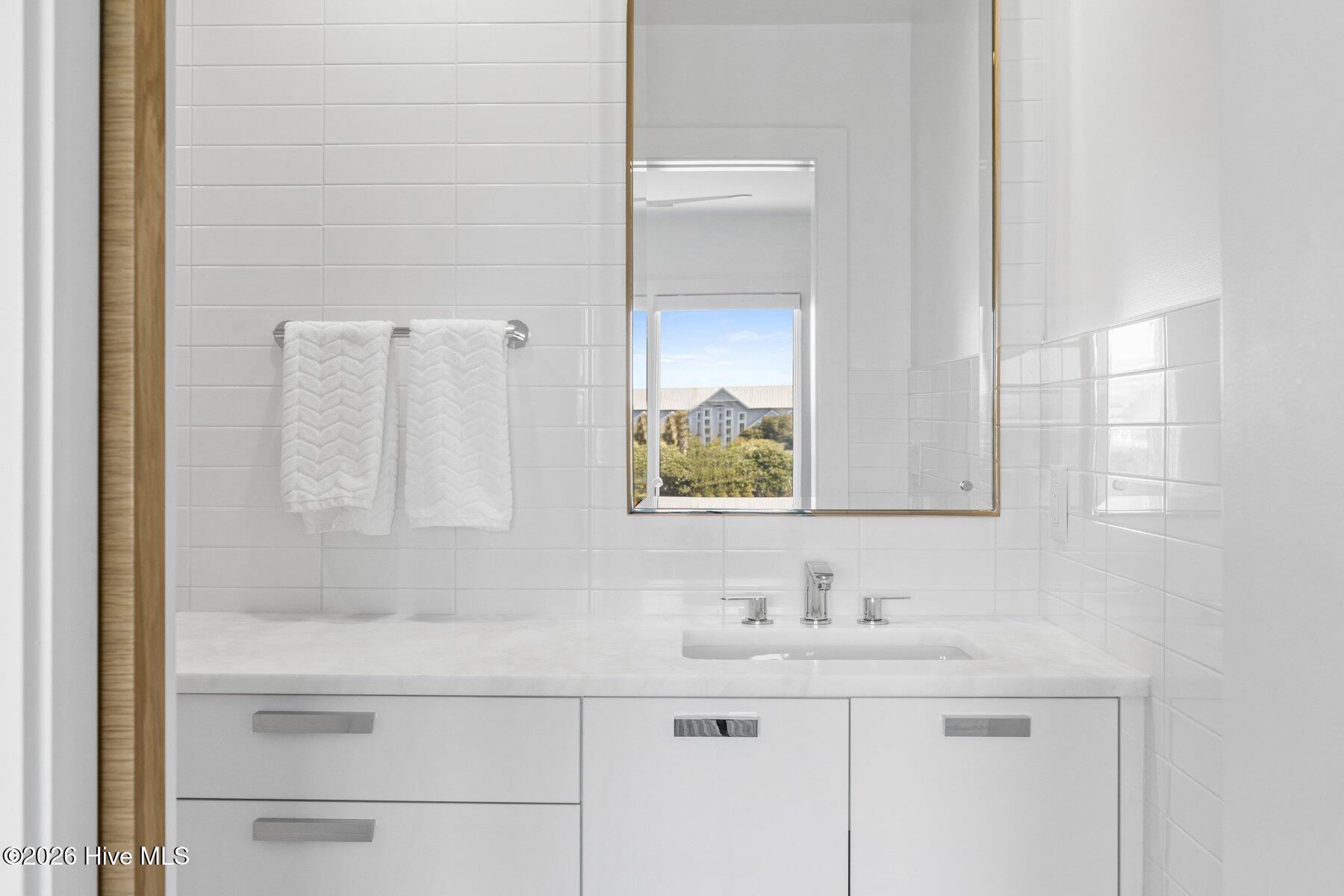 100560851 | Photo 41