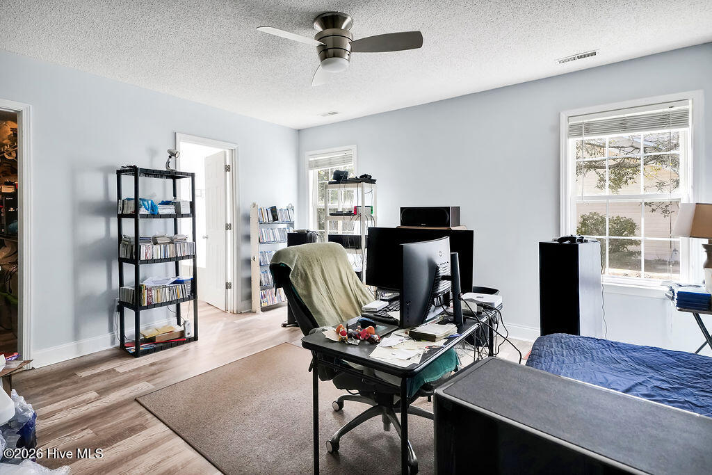 100560710 | Photo 27