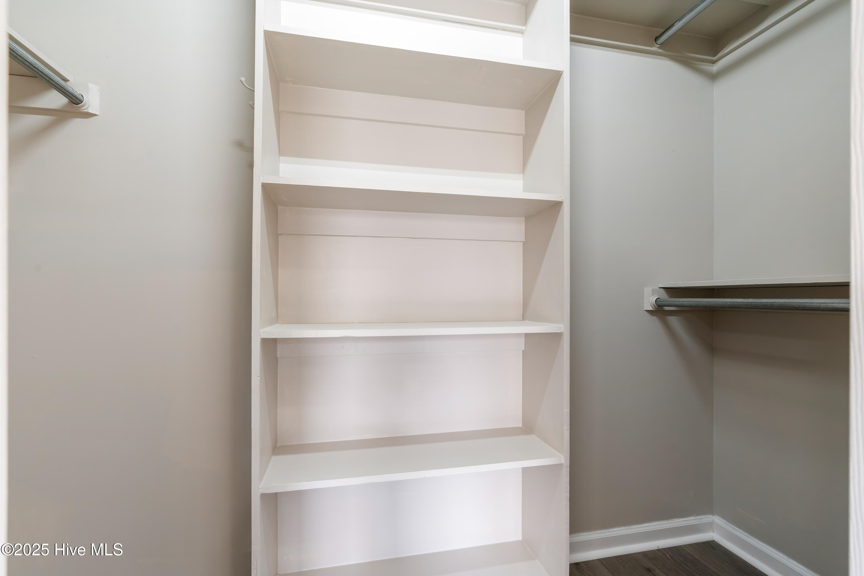 100543647 | Photo 25