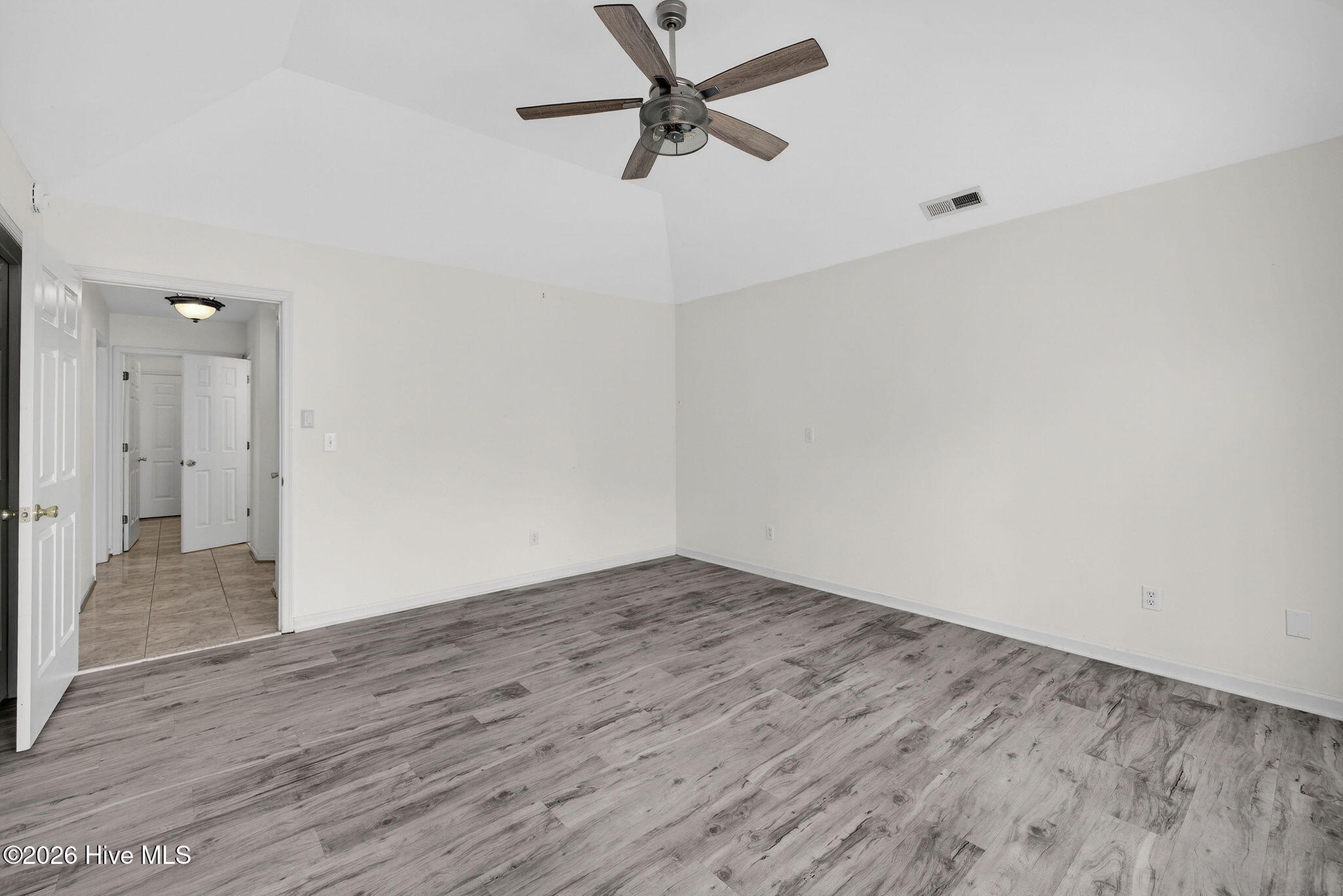 100556345 | Photo 47