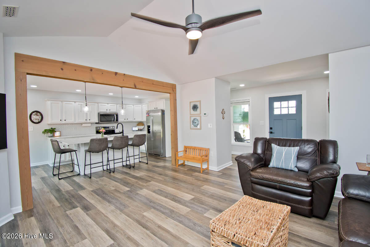 100569264 | Photo 49