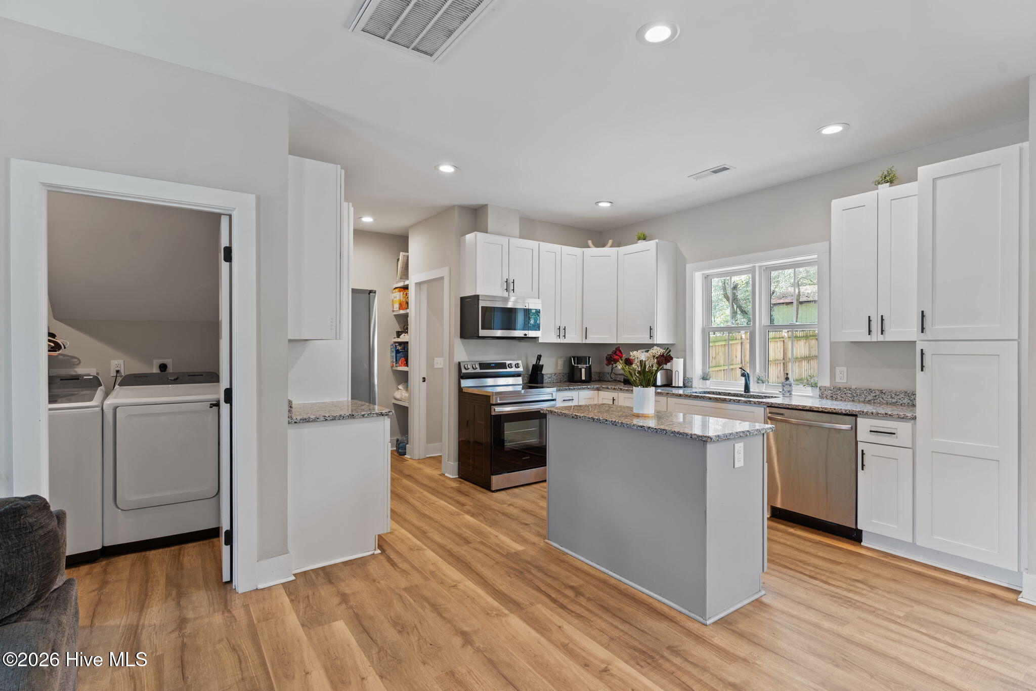 100556827 | Photo 14