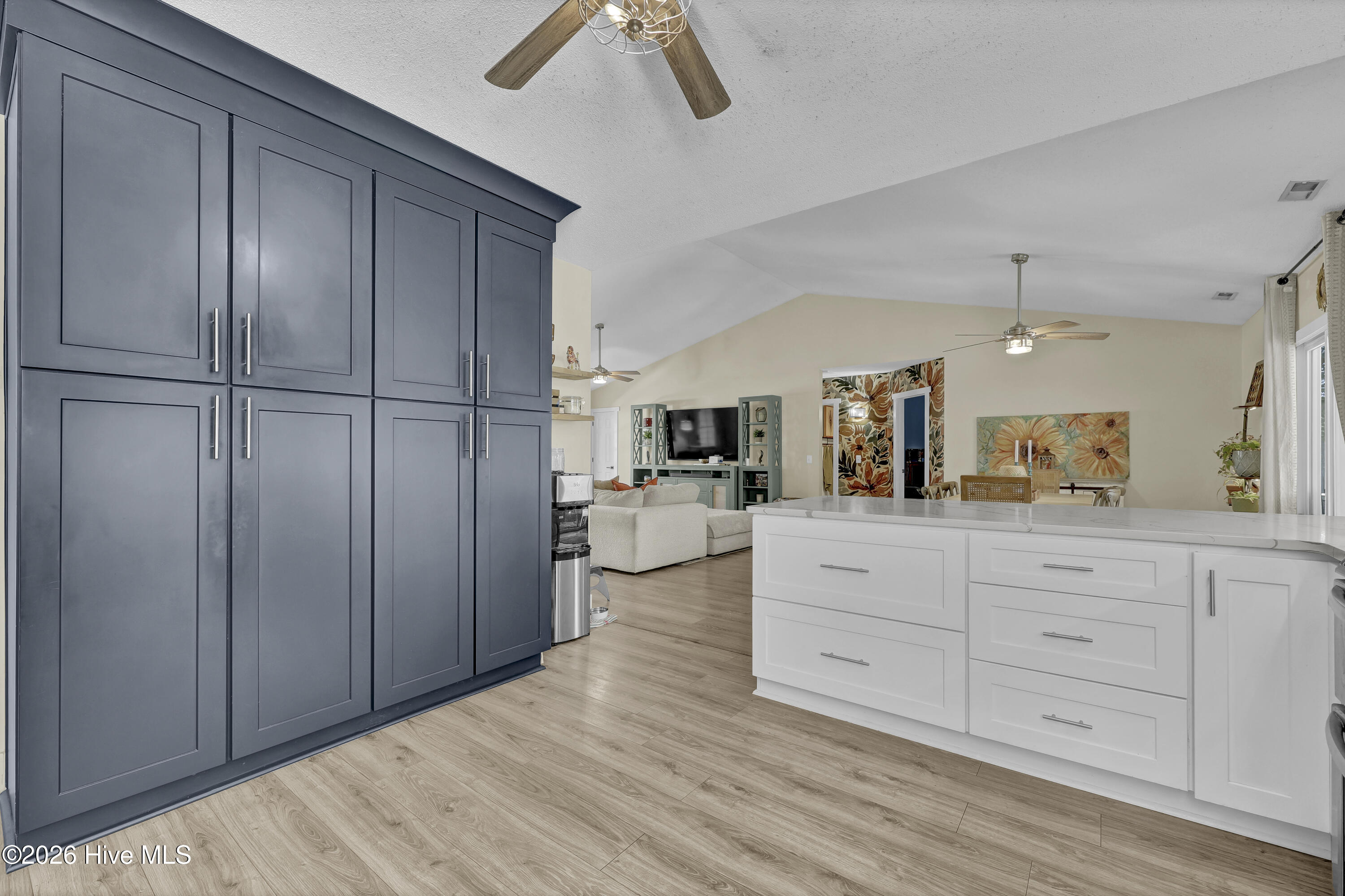 100569381 | Photo 15