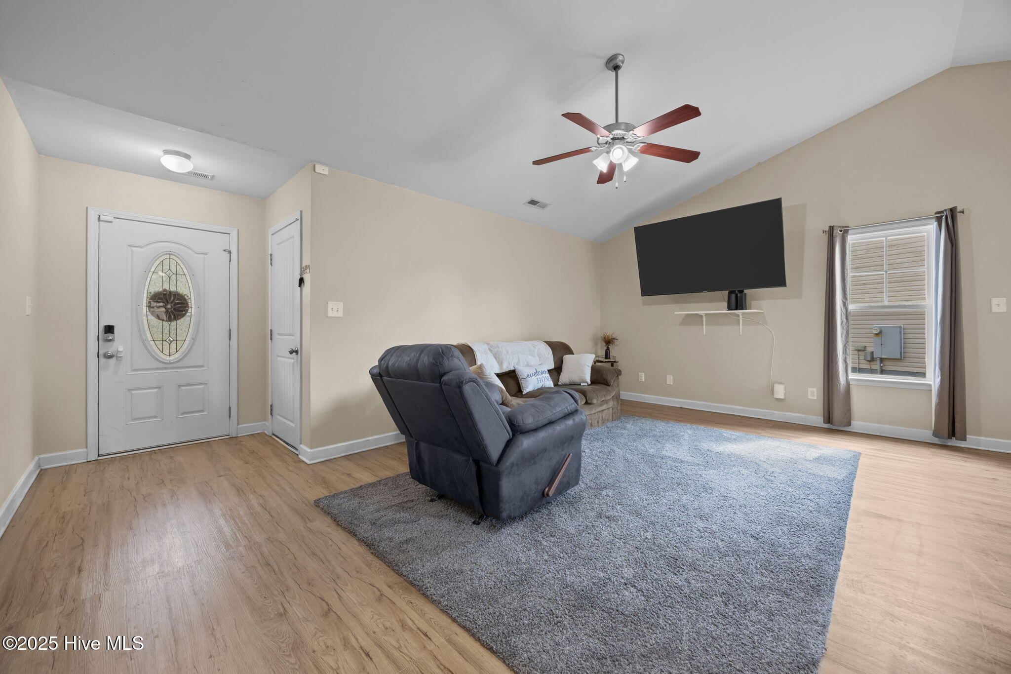 100530161 | Photo 11