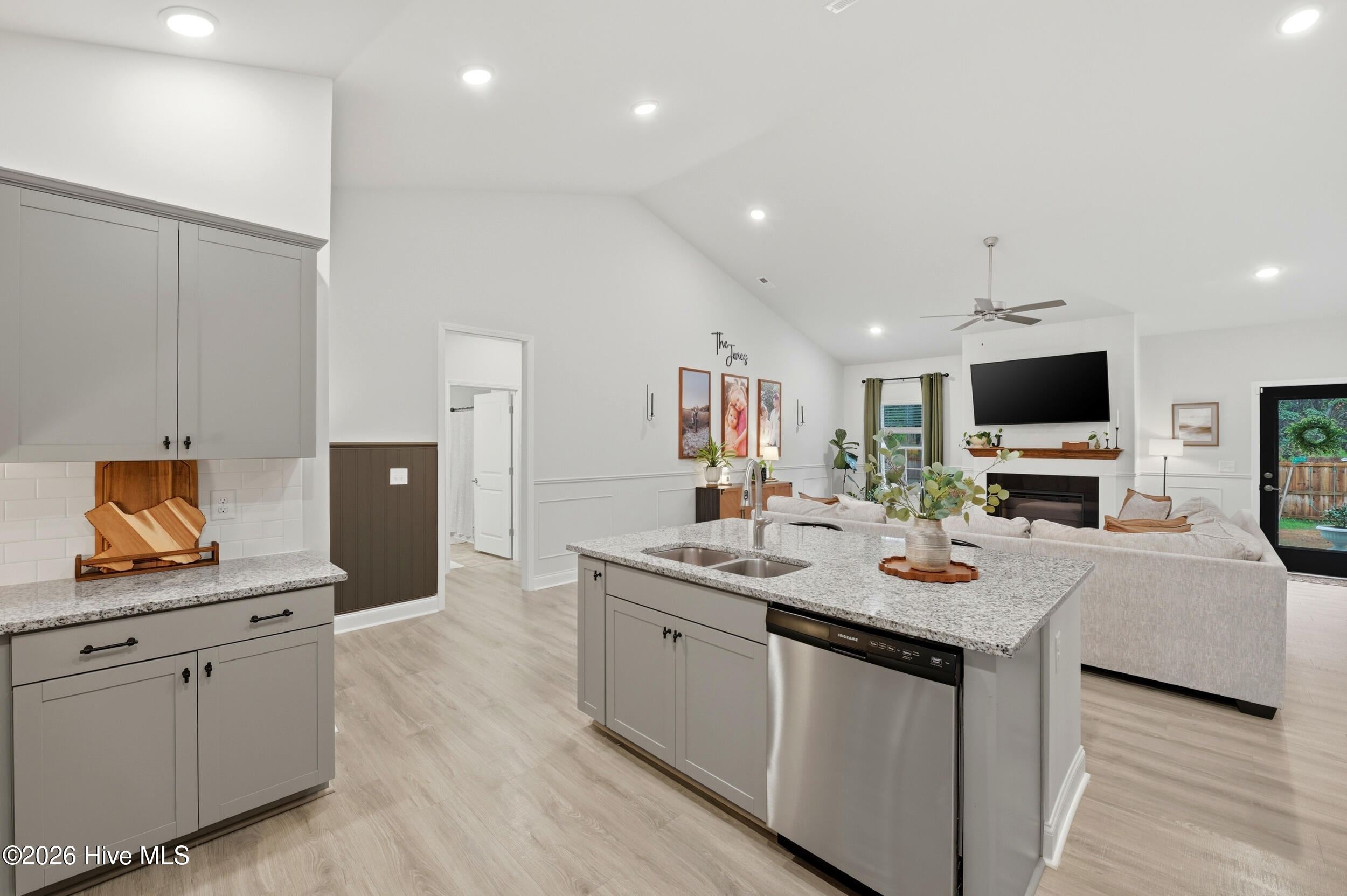 100557848 | Photo 12