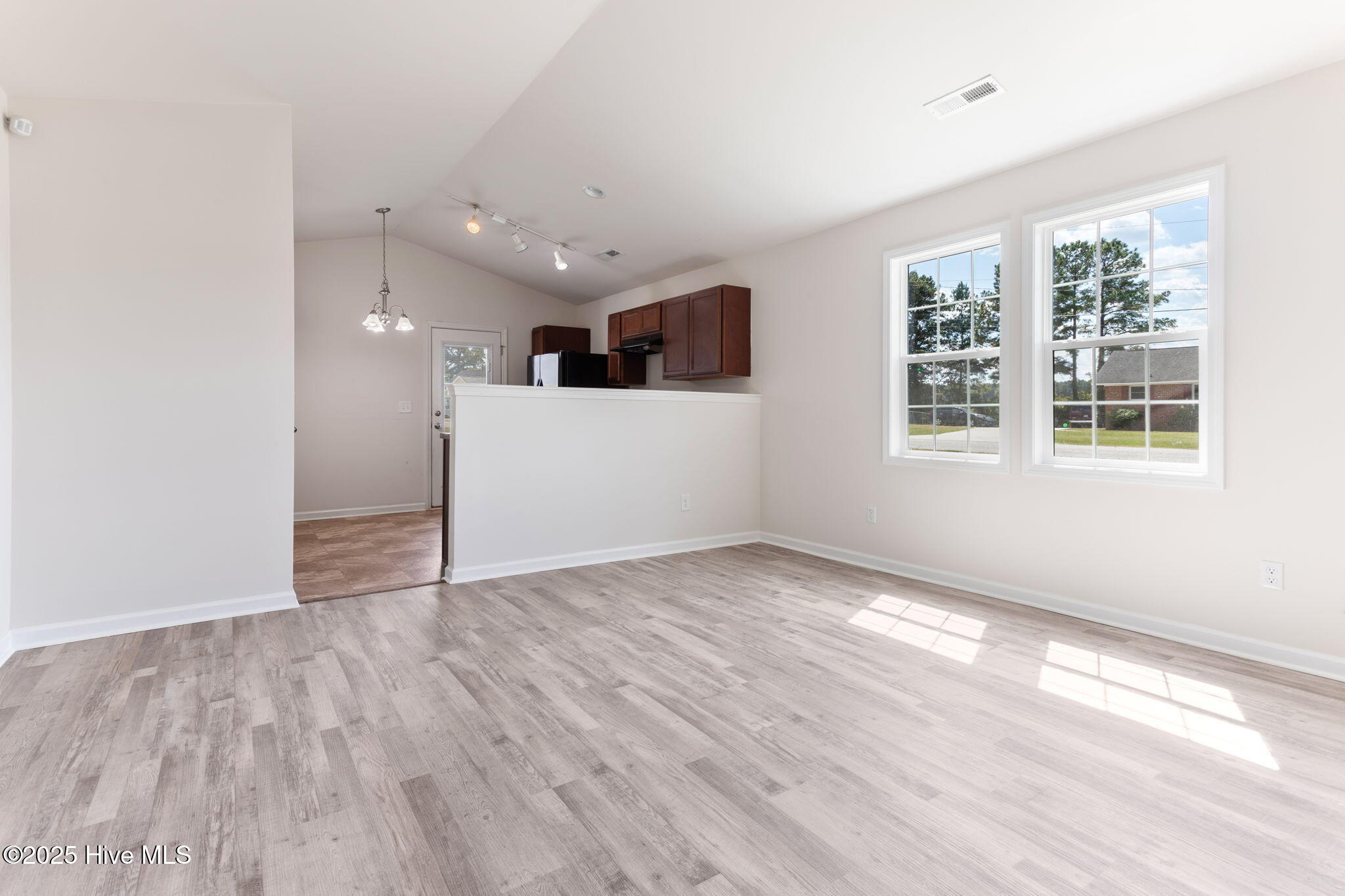 3-web-or-mls-2585-w-raleigh-blvd