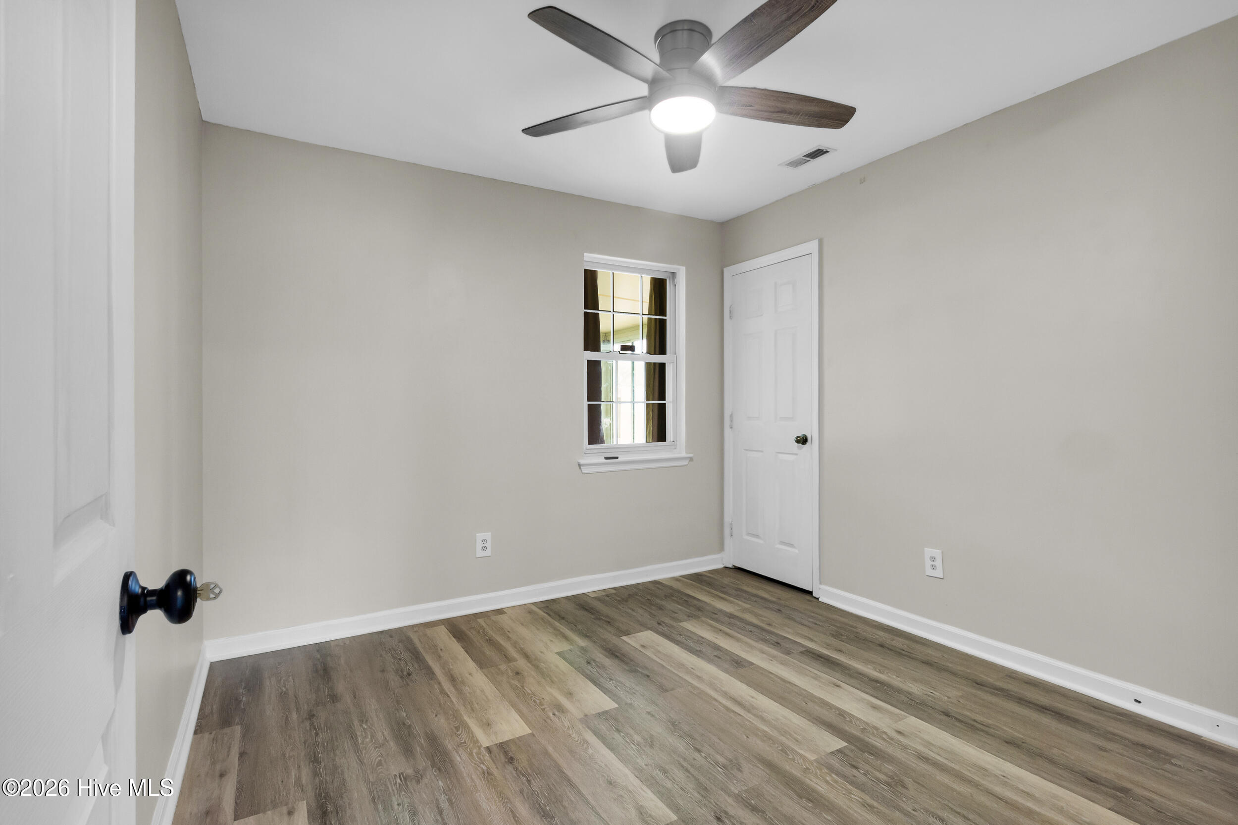 100565936 | Photo 11