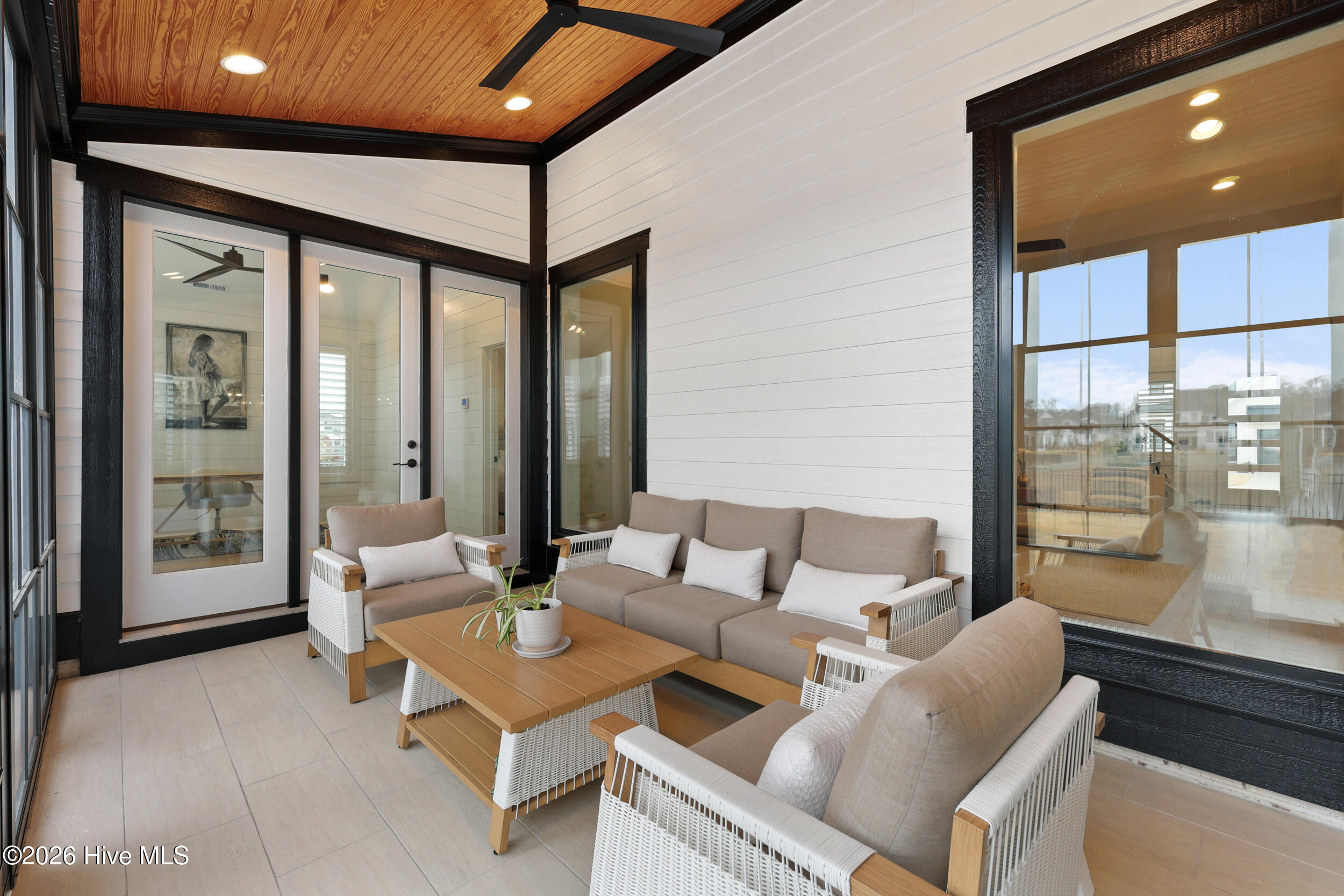 100551729 | Photo 45