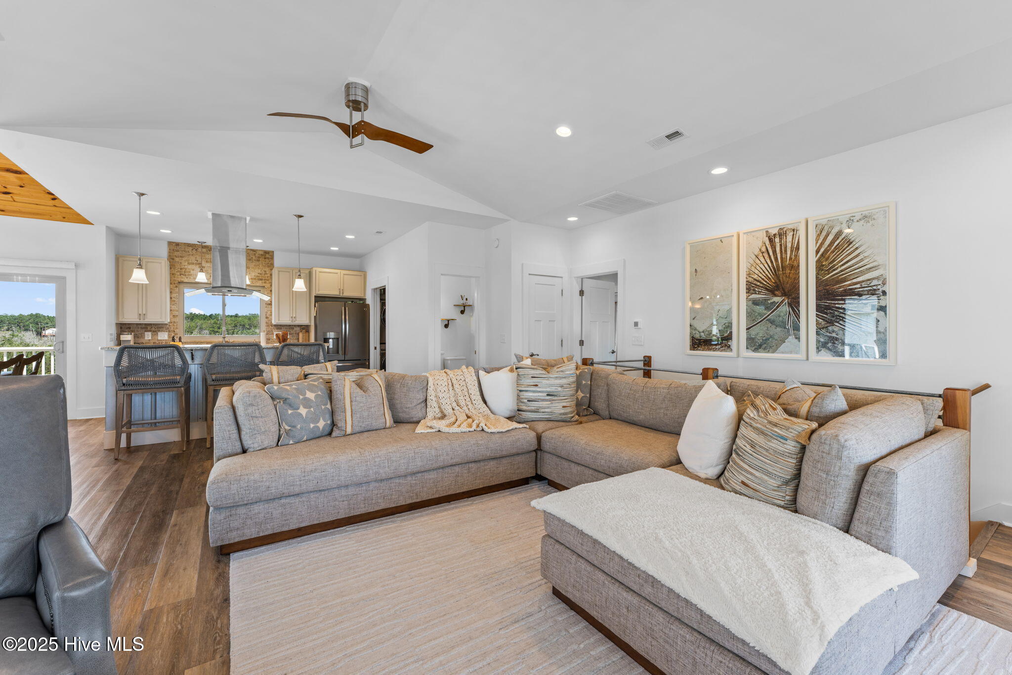 100514865 | Photo 38