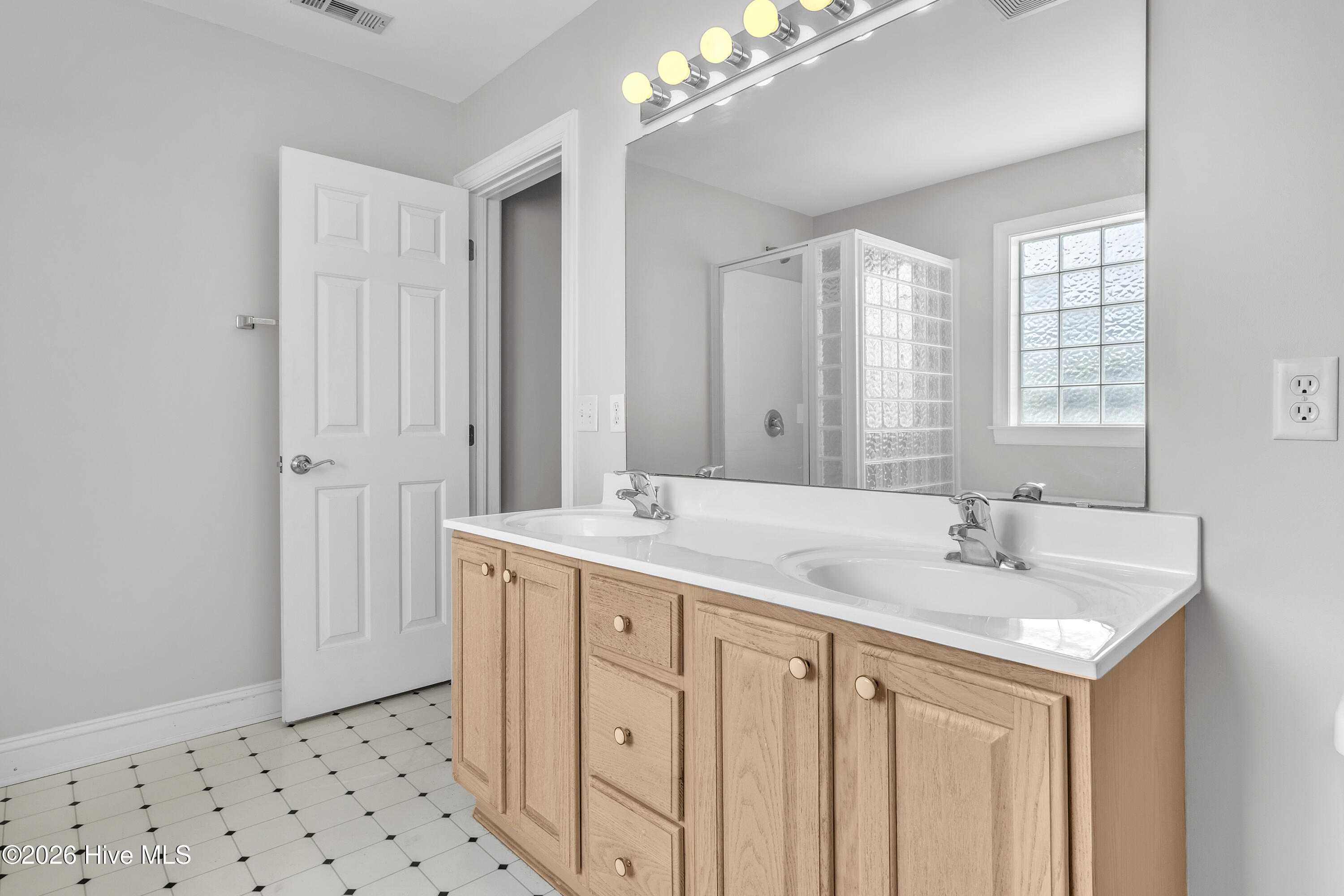 100567649 | Photo 27