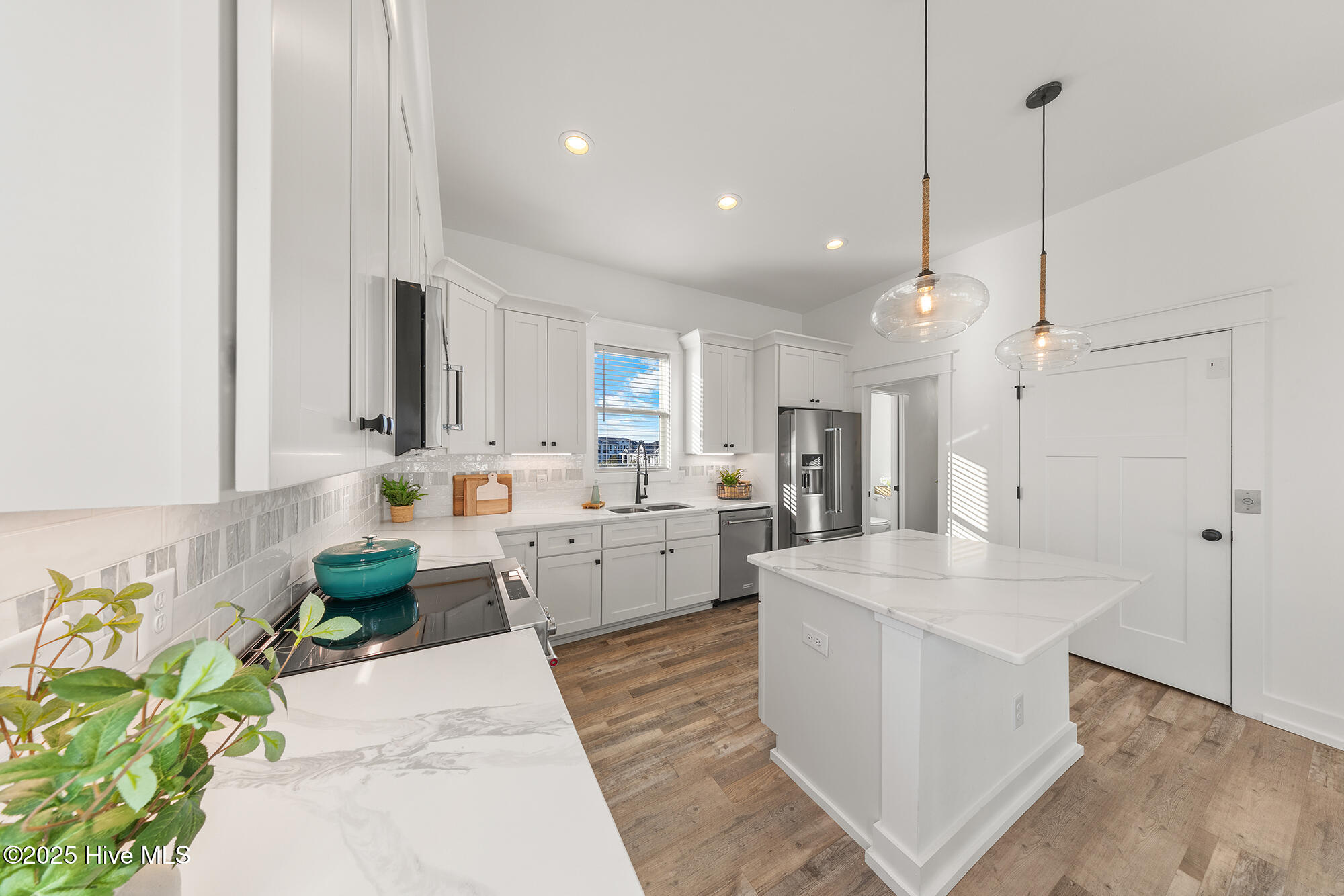 100542866 | Photo 30