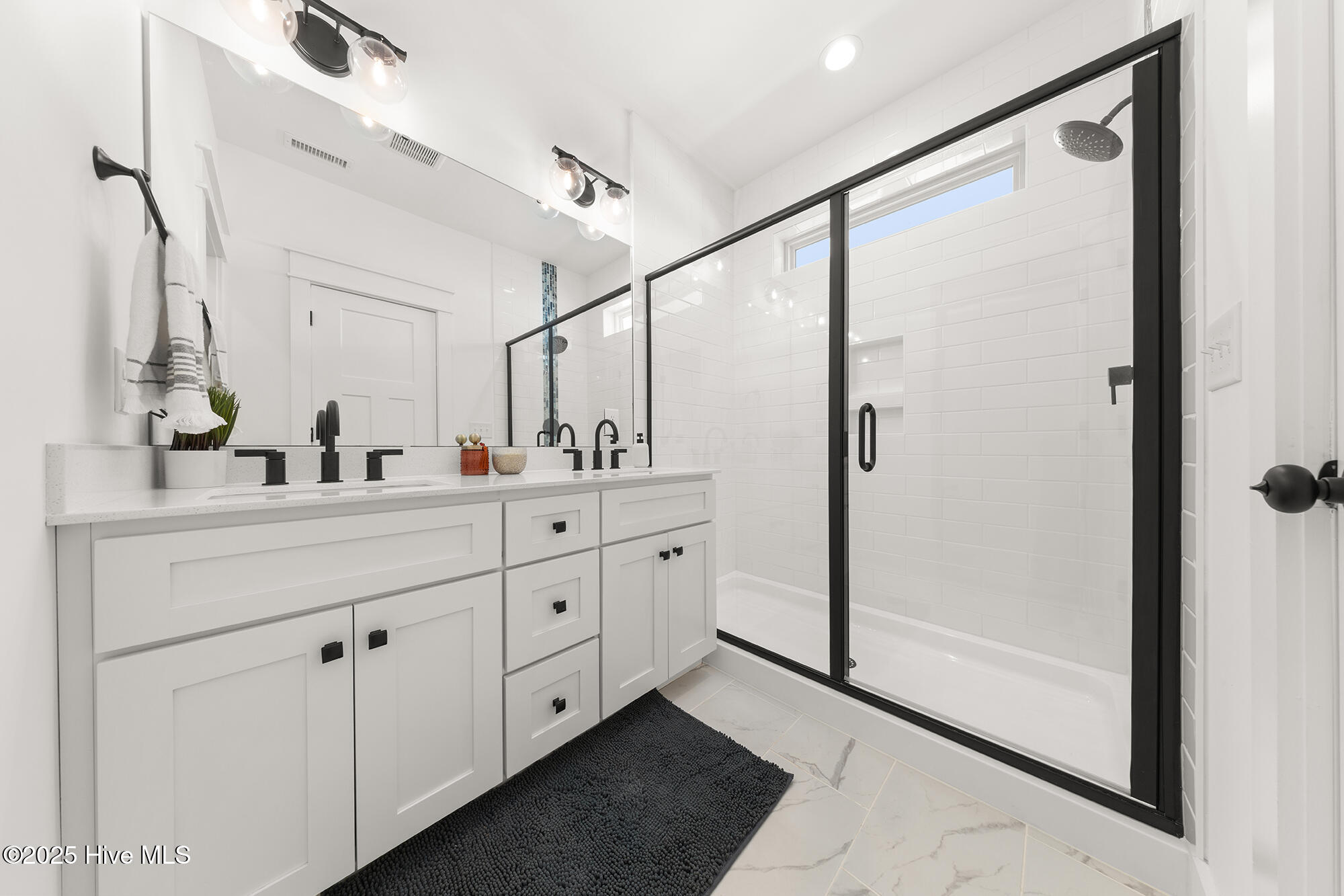 100542866 | Photo 22