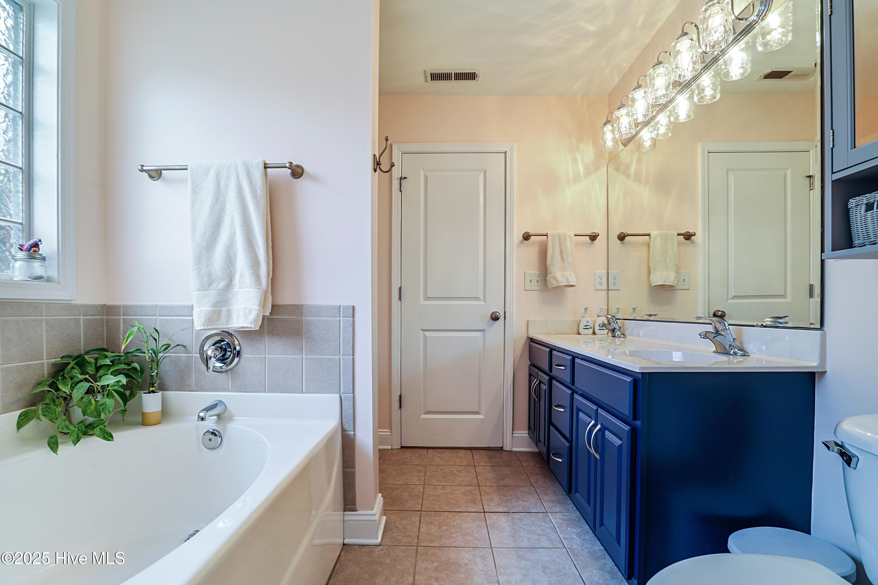 100541806 | Photo 33