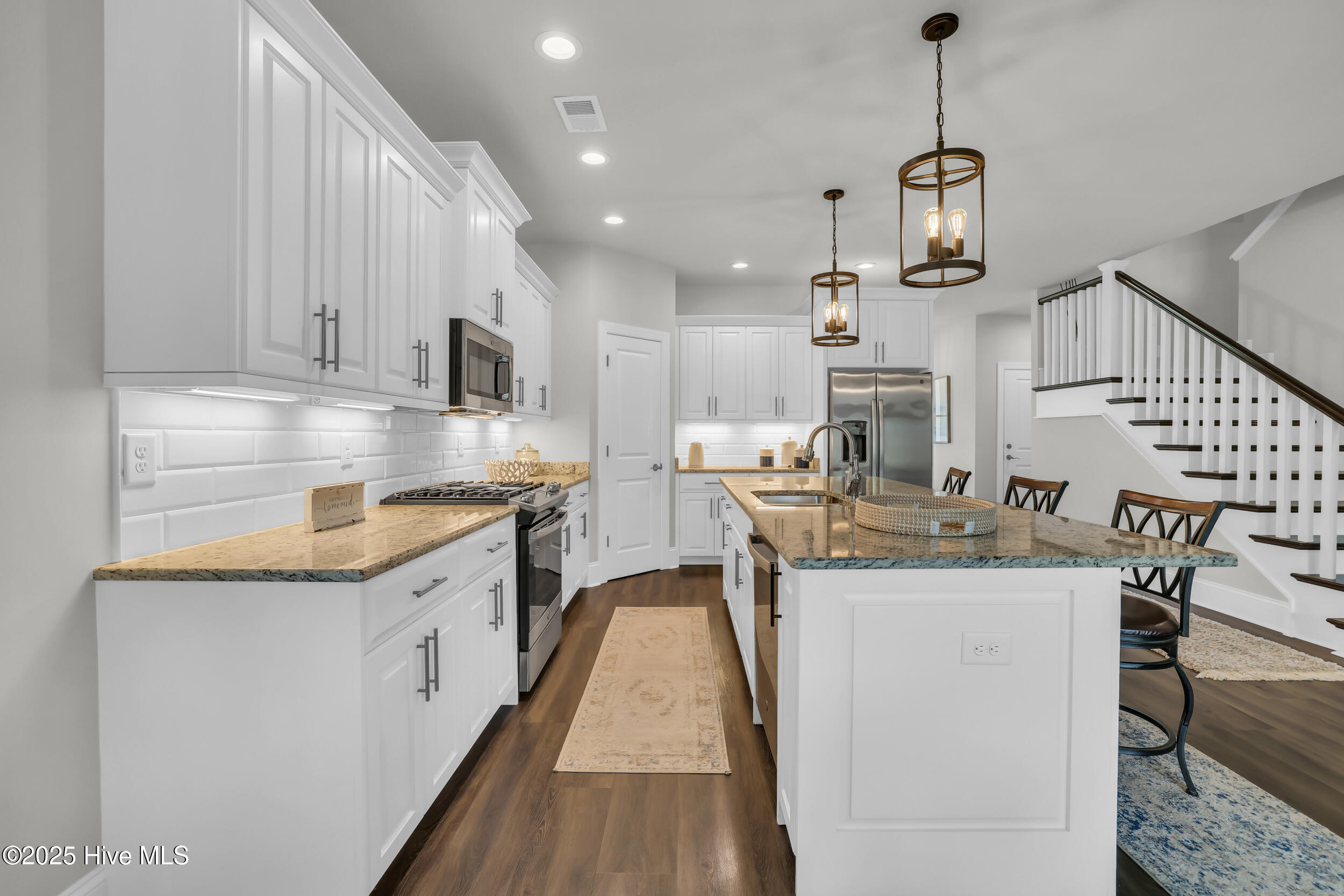 100502745 | Photo 14