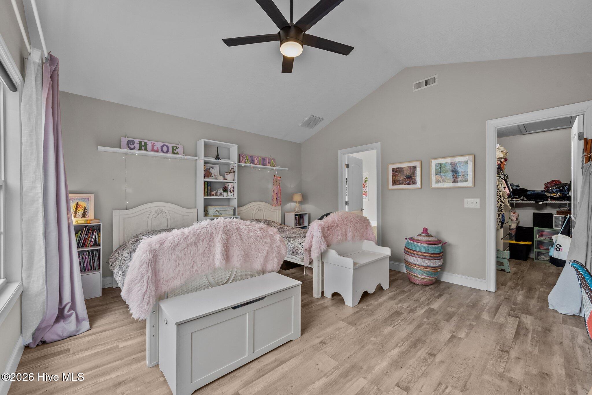 100566120 | Photo 28