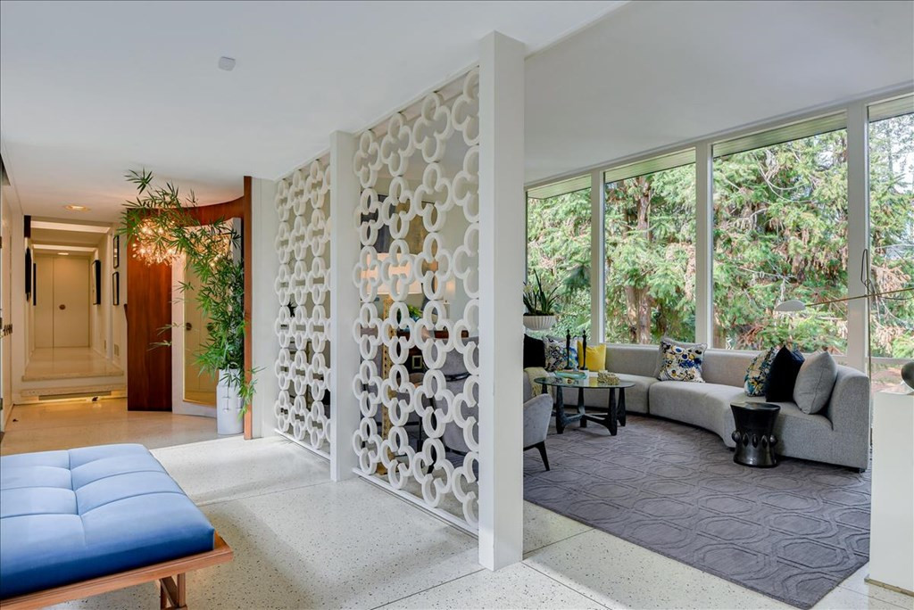 Foyer/Sitting room