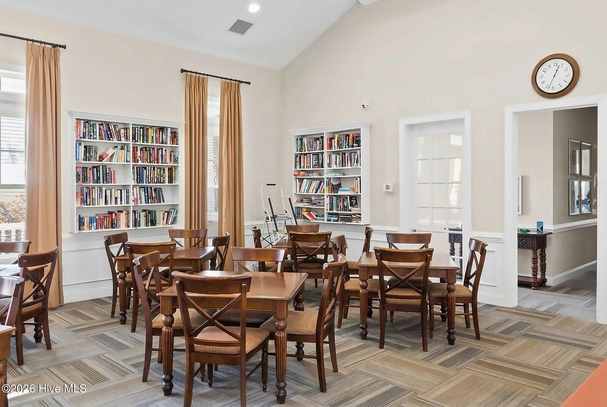 100561861 | Photo 61