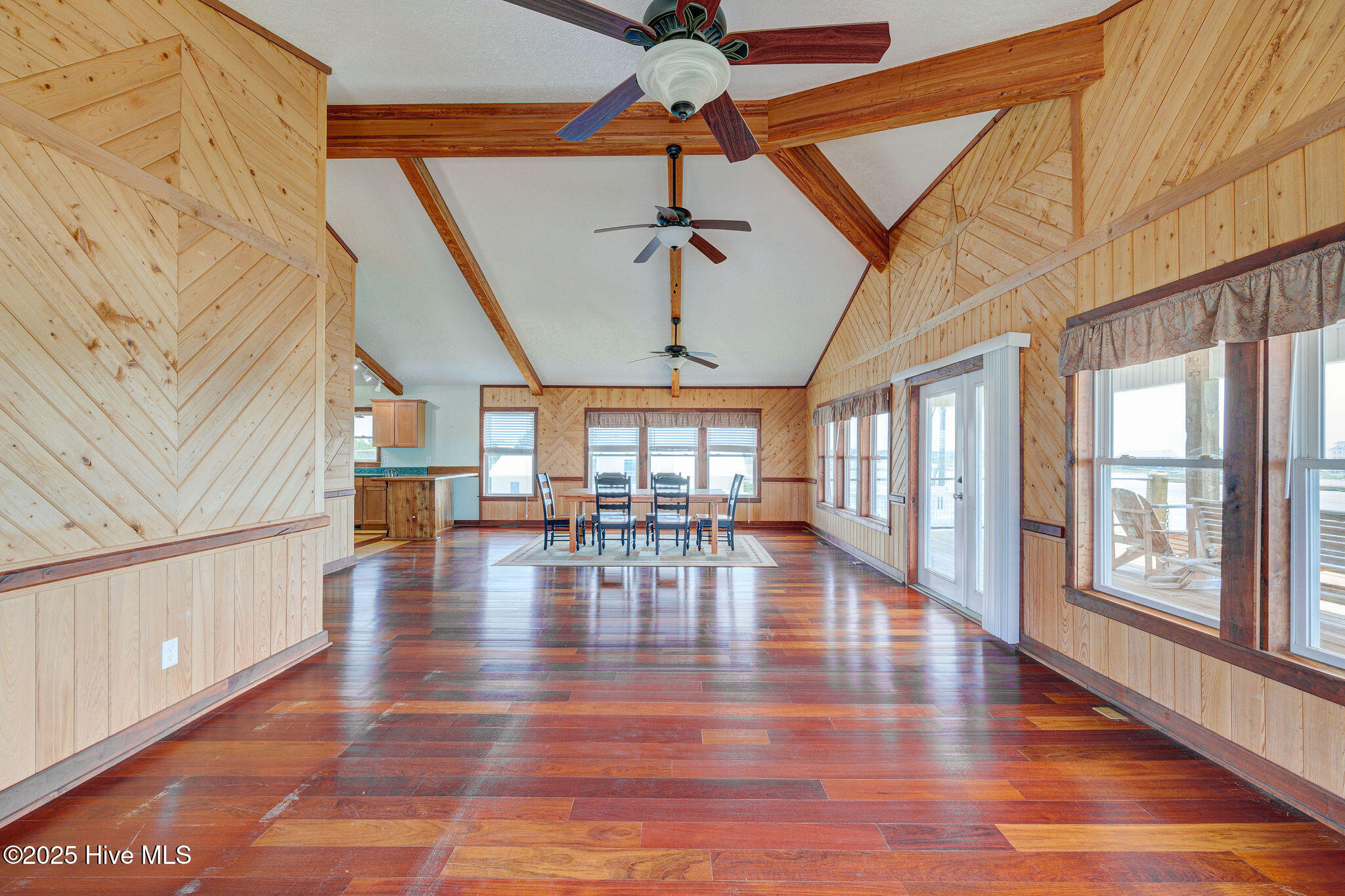 100505826 | Photo 14