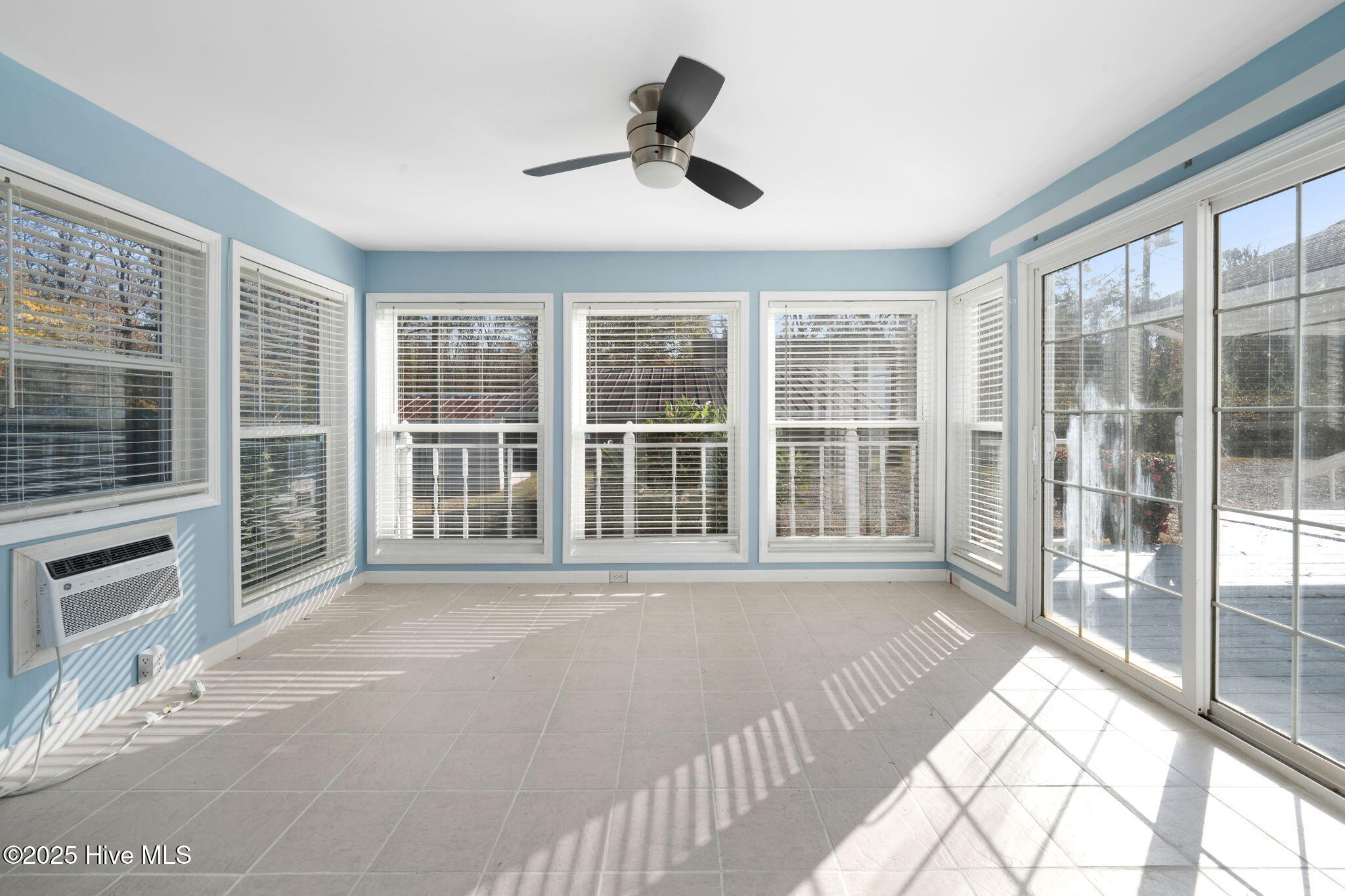 100543210 | Photo 18