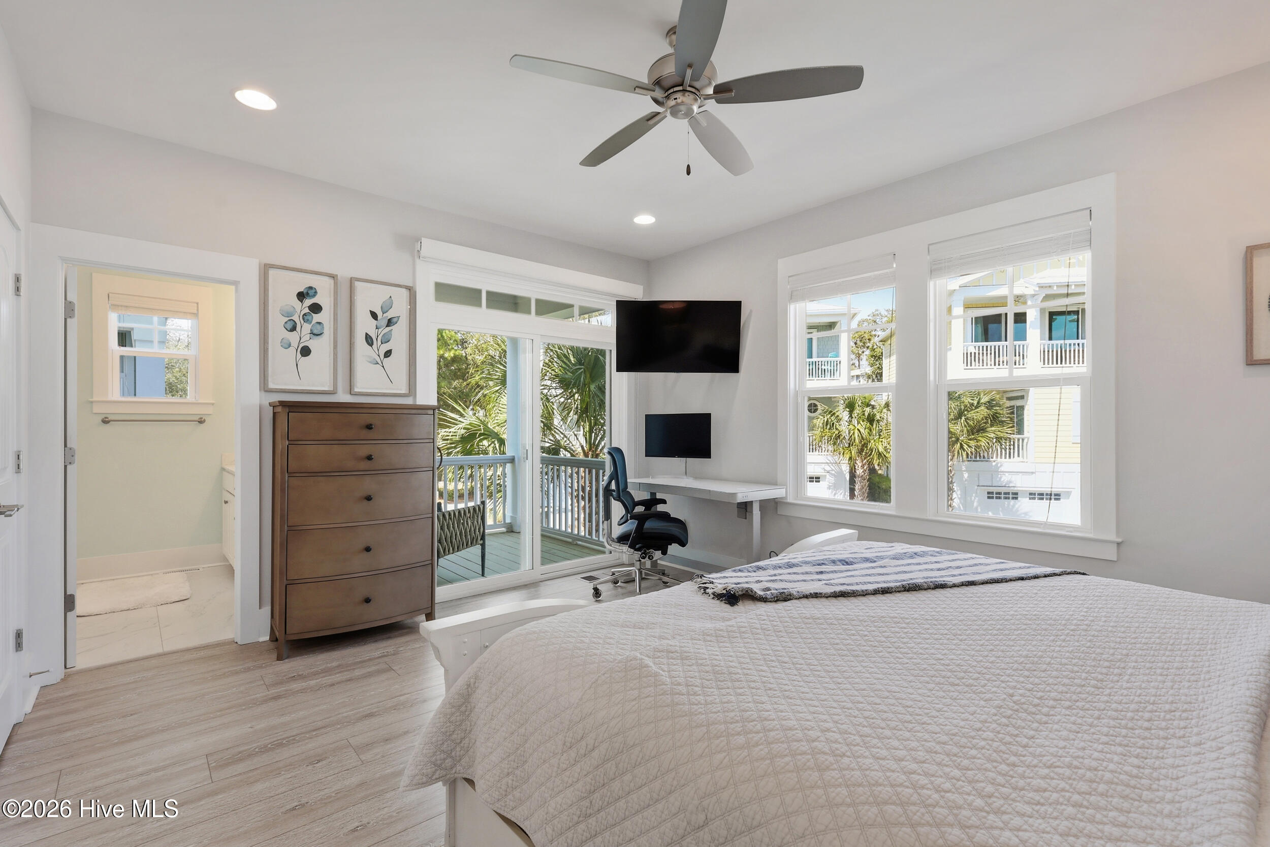 100563355 | Photo 22