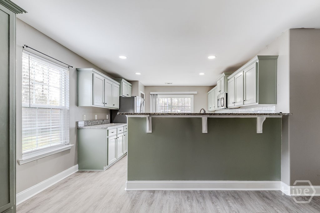 Kitchen breakfast bar